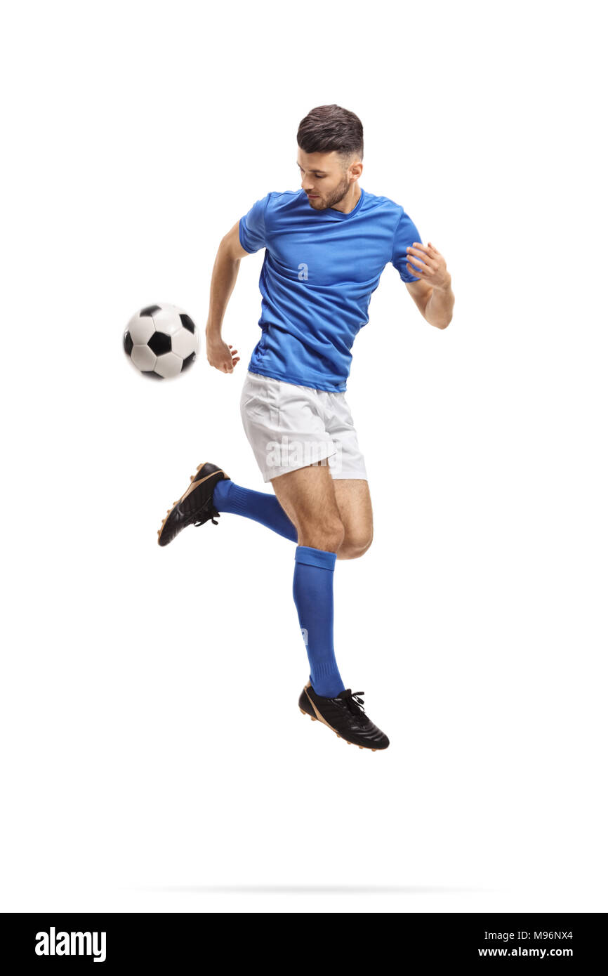 Giocatore di calcio di eseguire un trick con un calcio a mezz aria isolata su sfondo bianco Foto Stock