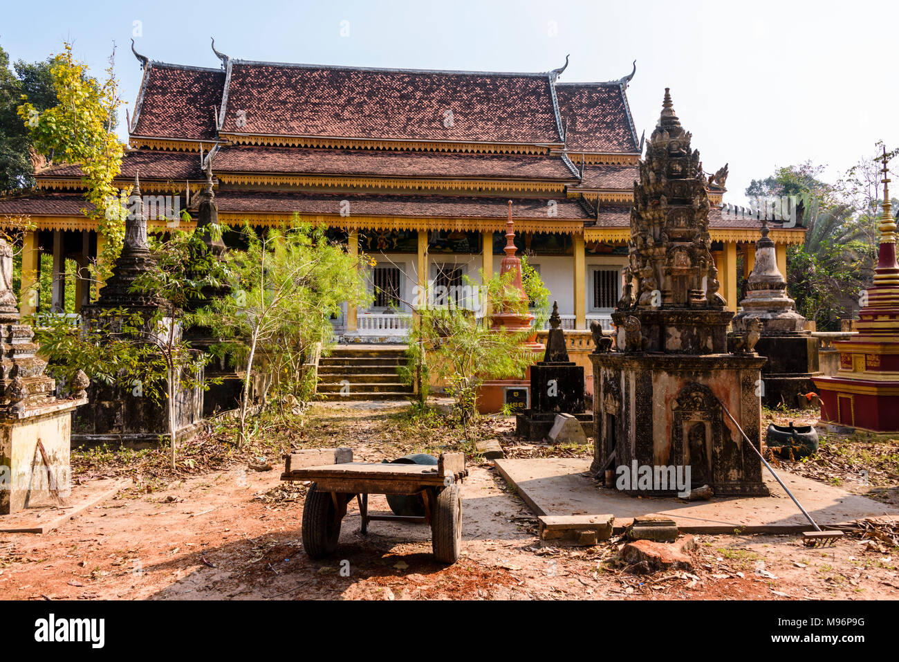 Stupa buddisti lapidi in un cimitero sovradimensionate, Siem Reap, Cambogia Foto Stock