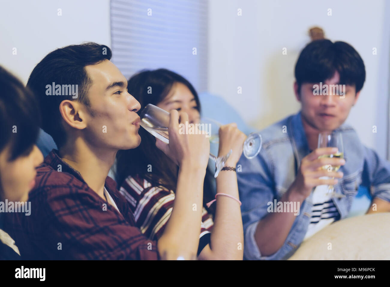 Gruppo asiatico di amici di partito con bevande birra e bevande giovani godendo presso un bar cocktail di tostatura.soft focus Foto Stock