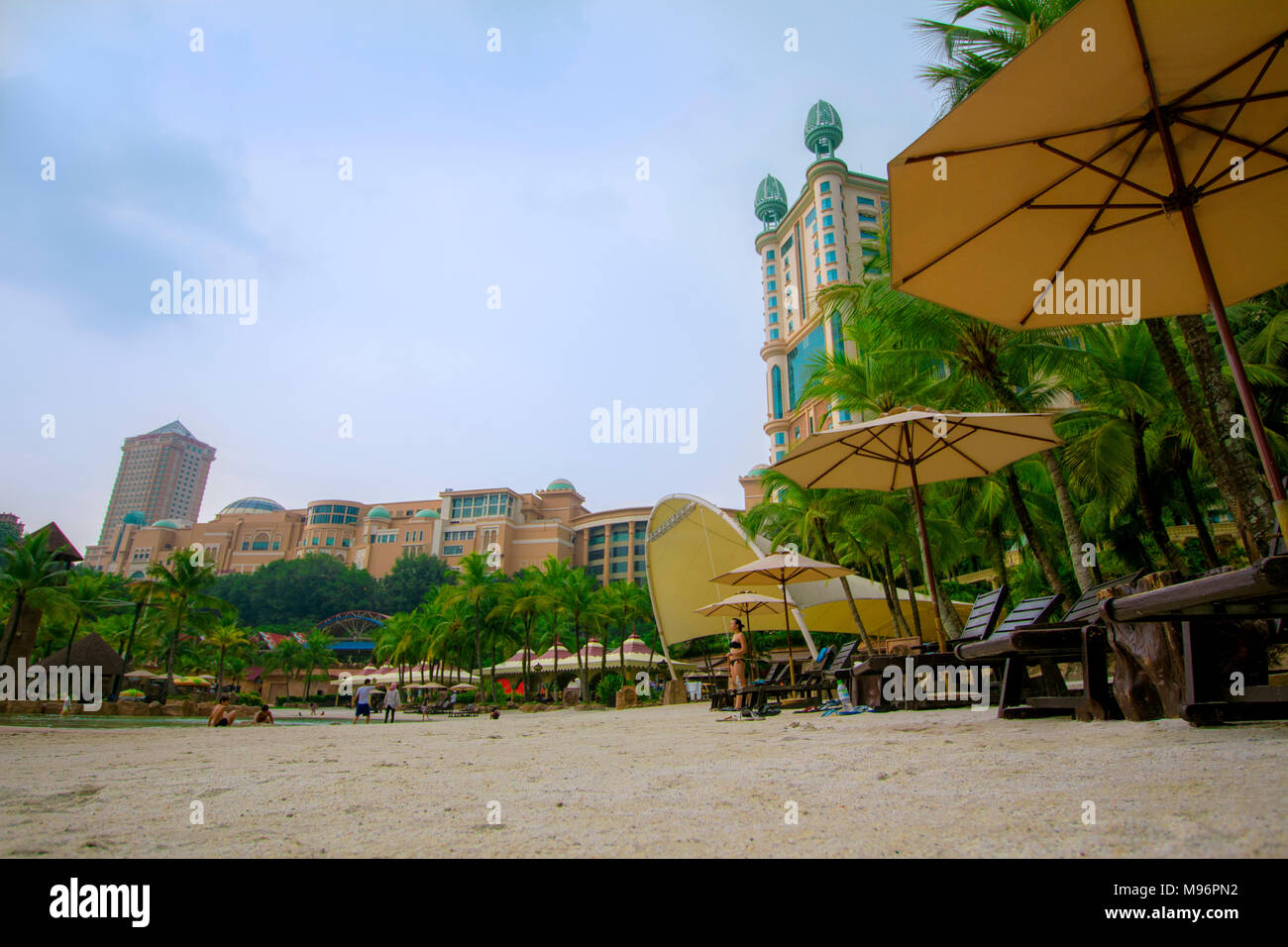 Vista della spiaggia dal Sunway Lagoon Theme Park, il più grande parco a tema della Malesia Foto Stock