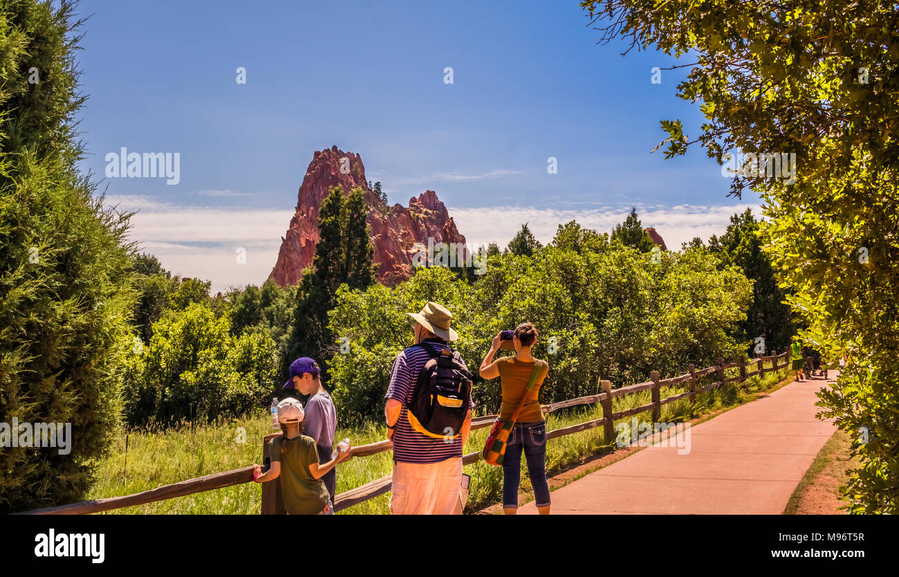 Donna e suo figlio di arrampicata roccia rossa nel Giardino degli dèi park, Colorado Springs, Colorado Foto Stock