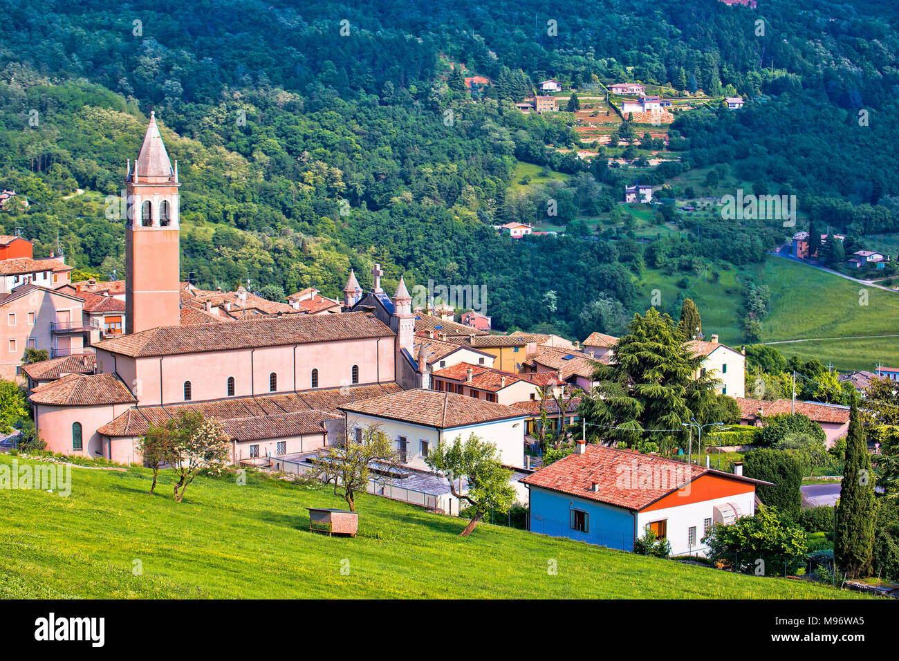 Il pittoresco villaggio di vista Pazzon, regione italiana Veneto Foto Stock