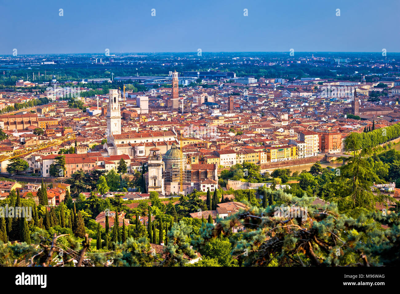 Città di Verona centro storico e il fiume Adige antenna vista panoramica, regione italiana Veneto Foto Stock