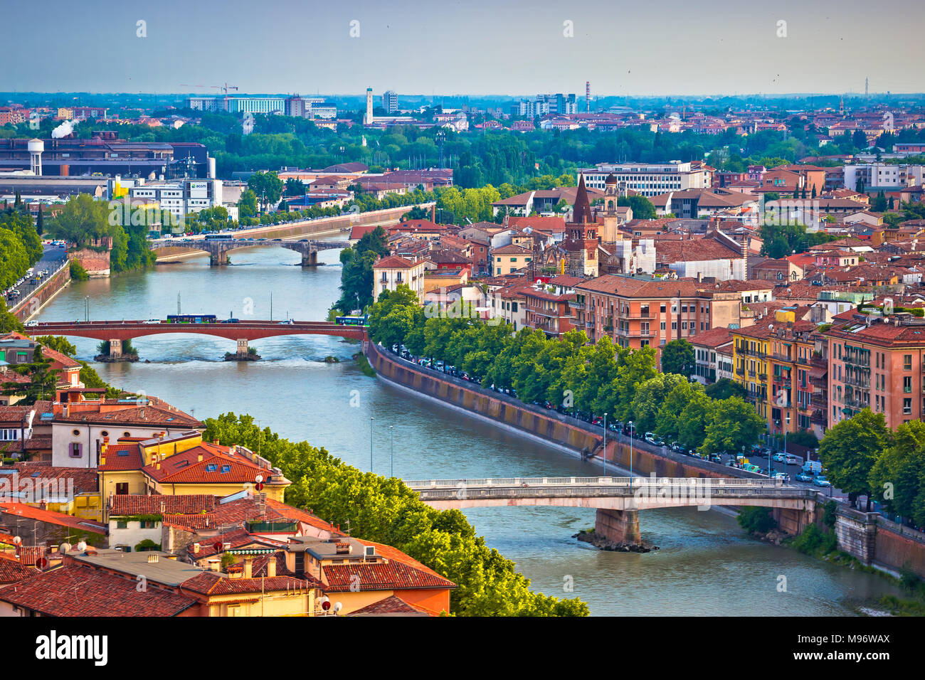 I ponti di Verona e il fiume Adige, Veneto Foto Stock