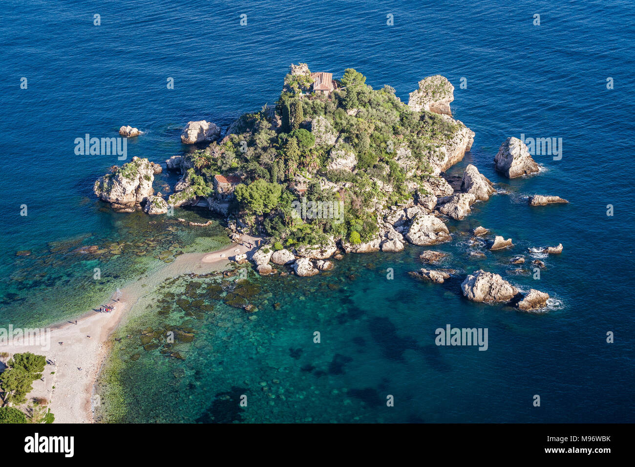 Isola Bella isola in Taormina, in Sicilia. A volte la marea crea un piccolo percorso con la terraferma. Foto Stock