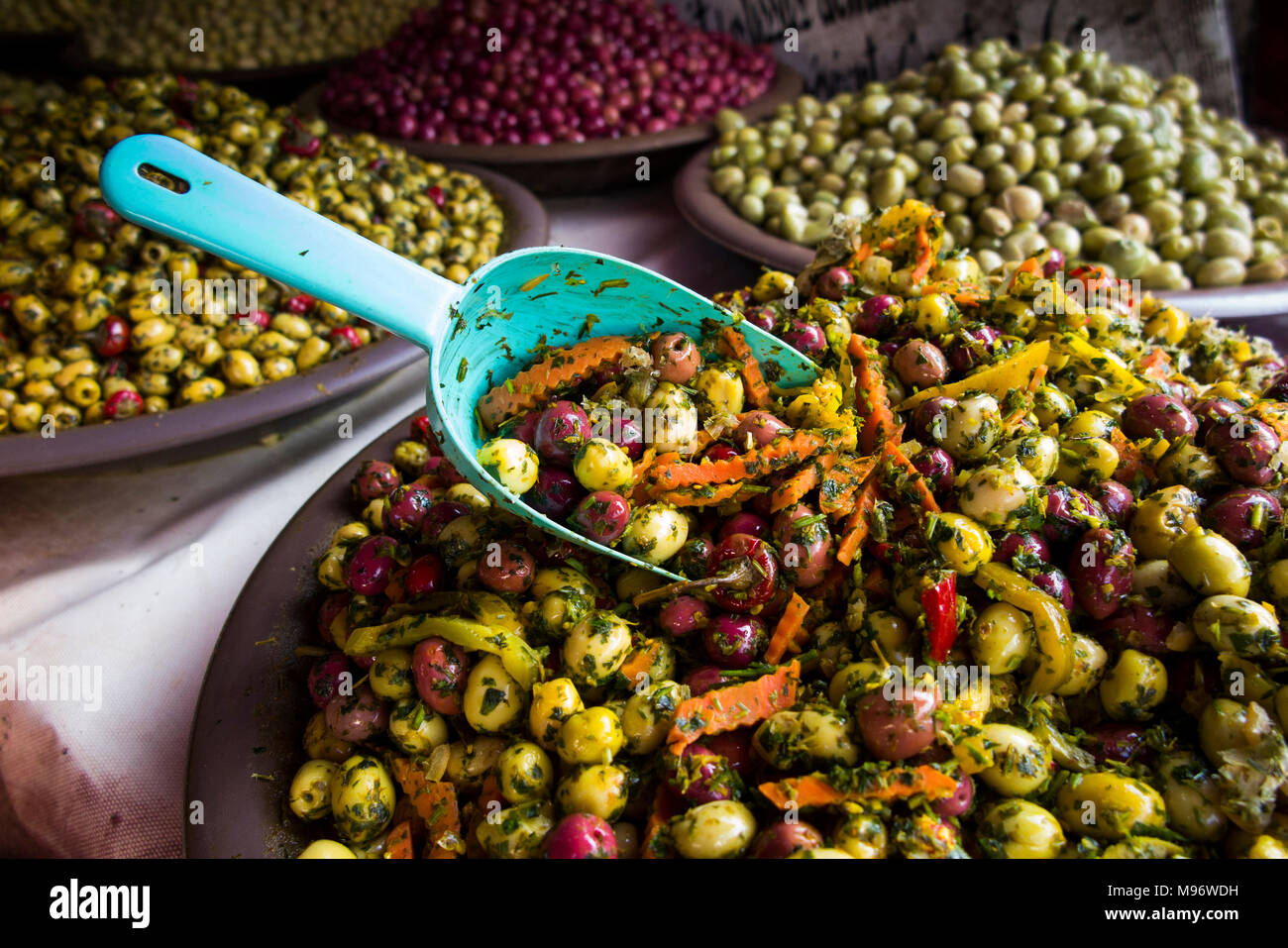 Il Marocco, Casablanca, Quartier Habous Souk, negozio di alimentari preparate le olive sul display Foto Stock