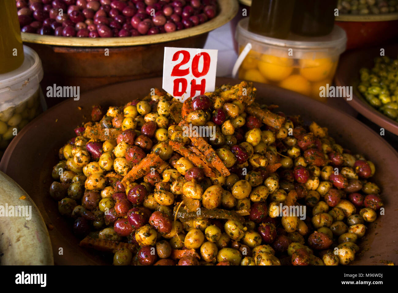 Il Marocco, Casablanca, Quartier Habous Souk, negozio di alimentari preparate le olive sul display Foto Stock
