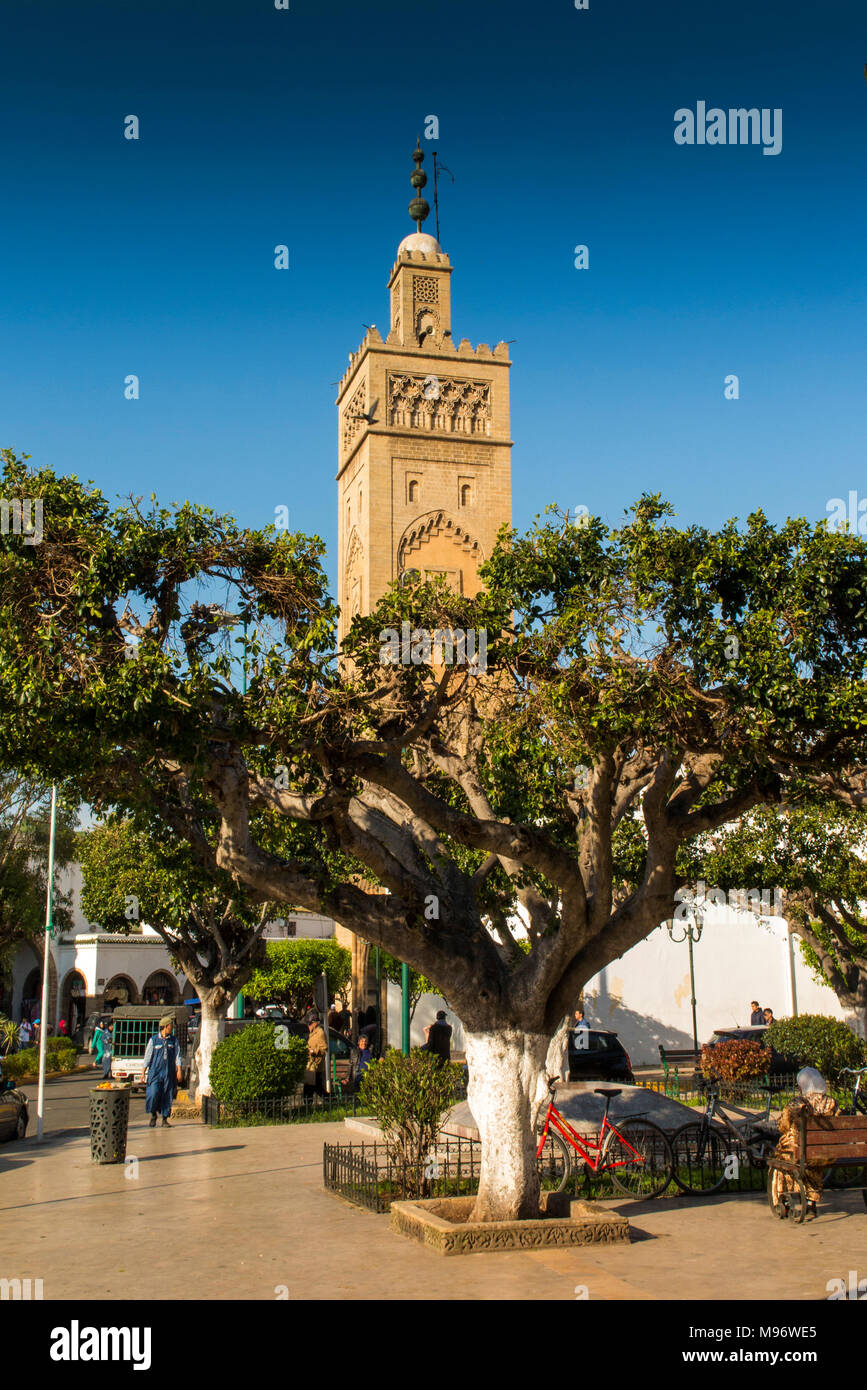 Il Marocco, Casablanca, Quartier Habous piazza del mercato, la Moschea Mouley Youssef minareto della moschea Foto Stock
