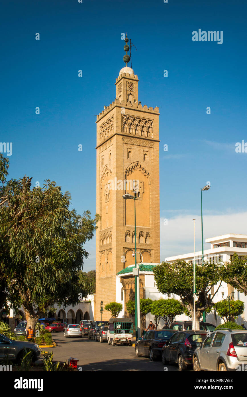 Il Marocco, Casablanca, Quartier Habous piazza del mercato, la Moschea Mouley Youssef minareto della moschea Foto Stock