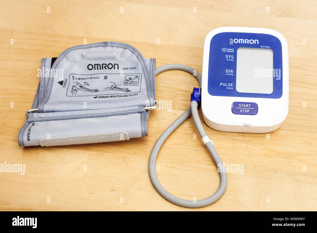 Omron monitor della pressione del sangue con il bracciale Foto Stock