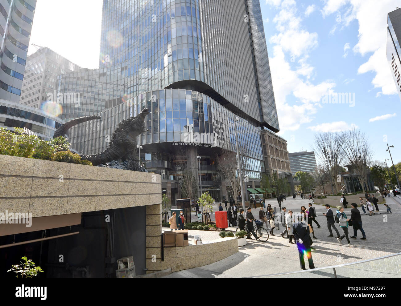 Tokyo, Giappone. 22 Mar, 2018. Un nuovo Godzilla statua domina la piazza che si trova di fronte un rinnovato centro commerciale per lo shopping nel cuore di Tokyo il giovedì 22 marzo, 2018. La statua, tre metri di altezza compreso la sua piattaforma, sorge presso il Godzilla di Hibiya Square, alcuni 4.600 piedi di distanza dal parlamento nazionale edificio che Godzilla ha distrutto un numero di volte nei suoi film in passato. Credito: Natsuki Sakai/AFLO/Alamy Live News Foto Stock