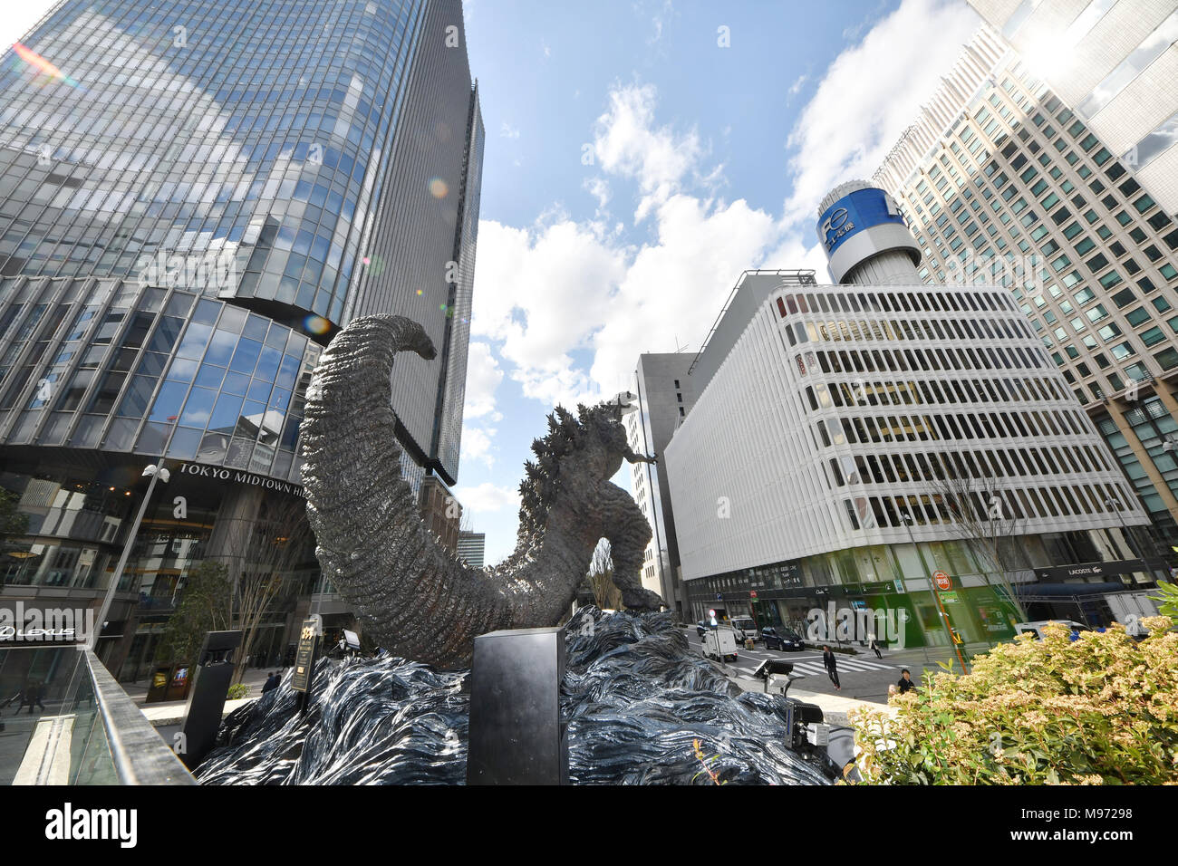 Tokyo, Giappone. 22 Mar, 2018. Un nuovo Godzilla statua domina la piazza che si trova di fronte un rinnovato centro commerciale per lo shopping nel cuore di Tokyo il giovedì 22 marzo, 2018. La statua, tre metri di altezza compreso la sua piattaforma, sorge presso il Godzilla di Hibiya Square, alcuni 4.600 piedi di distanza dal parlamento nazionale edificio che Godzilla ha distrutto un numero di volte nei suoi film in passato. Credito: Natsuki Sakai/AFLO/Alamy Live News Foto Stock