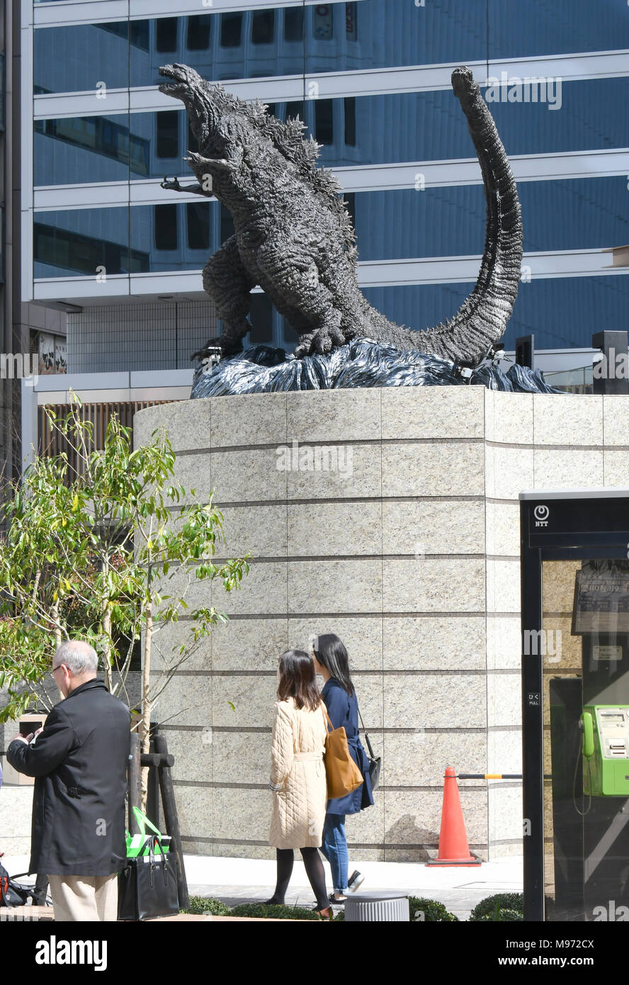 Tokyo, Giappone. 22 Mar, 2018. Un nuovo Godzilla statua domina la piazza che si trova di fronte un rinnovato centro commerciale per lo shopping nel cuore di Tokyo il giovedì 22 marzo, 2018. La statua, tre metri di altezza compreso la sua piattaforma, sorge presso il Godzilla di Hibiya Square, alcuni 4.600 piedi di distanza dal parlamento nazionale edificio che Godzilla ha distrutto un numero di volte nei suoi film in passato. Credito: Natsuki Sakai/AFLO/Alamy Live News Foto Stock