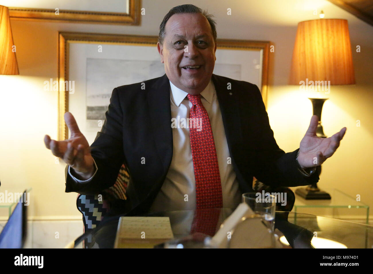 Napoli, Italia. 23 marzo, 2018. Il Ministro del Turismo della Repubblica di Argentina, Gustavo Santos, durante una conferenza stampa presso l'Hotel Vesuvio. Il ministro è a Napoli per presentare l'idea di '''''''cugino del giorno". Un accordo con il sindaco di Napoli Luigi De Magistris, tour operator e compagnie aeree, che consentirà un volo di andata e ritorno dall'Italia a Buenos Aires e viceversa, ad un prezzo favorevole al fine di consentire alle famiglie italiane di ricongiungimento con i parenti emigrati in Argentina e supporto " famiglia " turismo. Credit: Indipendente Photo Agency Srl/Alamy Live News Foto Stock
