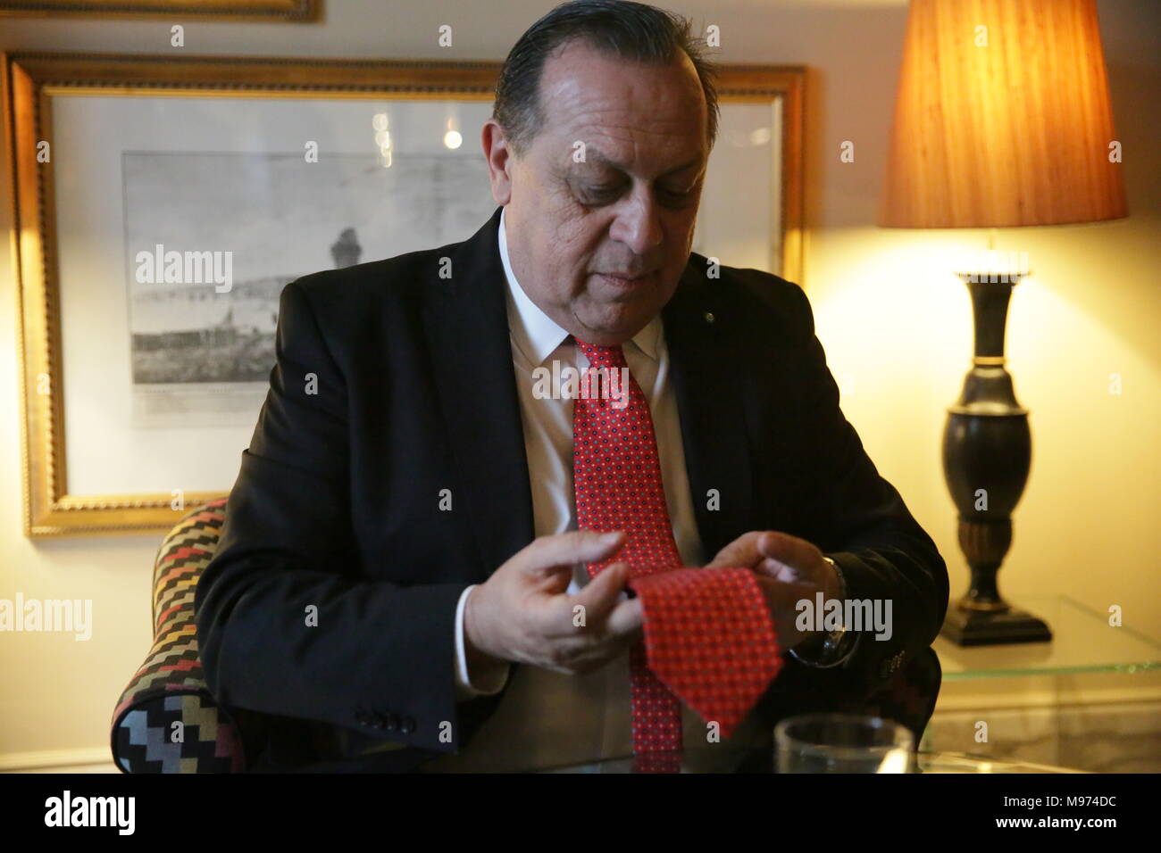 Napoli, Italia. 23 marzo, 2018. Il Ministro del Turismo della Repubblica di Argentina, Gustavo Santos, durante una conferenza stampa presso l'Hotel Vesuvio. Il ministro è a Napoli per presentare l'idea di '''''''cugino del giorno". Un accordo con il sindaco di Napoli Luigi De Magistris, tour operator e compagnie aeree, che consentirà un volo di andata e ritorno dall'Italia a Buenos Aires e viceversa, ad un prezzo favorevole al fine di consentire alle famiglie italiane di ricongiungimento con i parenti emigrati in Argentina e supporto " famiglia " turismo. Credit: Indipendente Photo Agency Srl/Alamy Live News Foto Stock