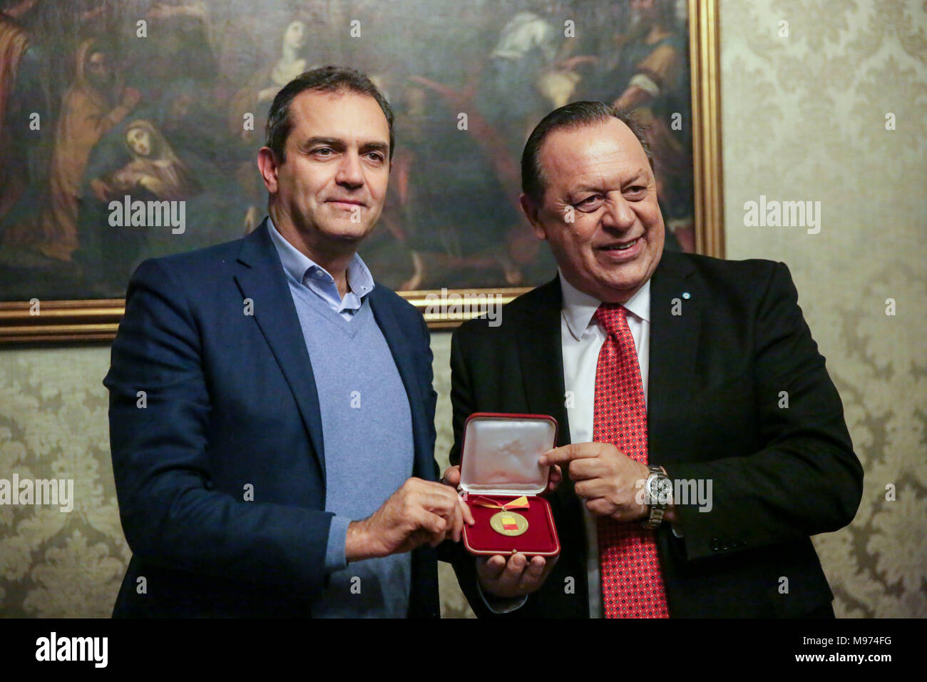 Napoli, Italia. 23 marzo, 2018. Il Ministro del Turismo della Repubblica di Argentina, Gustavo Santos, durante una conferenza stampa presso l'Hotel Vesuvio. Il ministro è a Napoli per presentare l'idea di '''''''cugino del giorno". Un accordo con il sindaco di Napoli Luigi De Magistris, tour operator e compagnie aeree, che consentirà un volo di andata e ritorno dall'Italia a Buenos Aires e viceversa, ad un prezzo favorevole al fine di consentire alle famiglie italiane di ricongiungimento con i parenti emigrati in Argentina e supporto " famiglia " turismo. Credit: Indipendente Photo Agency Srl/Alamy Live News Foto Stock