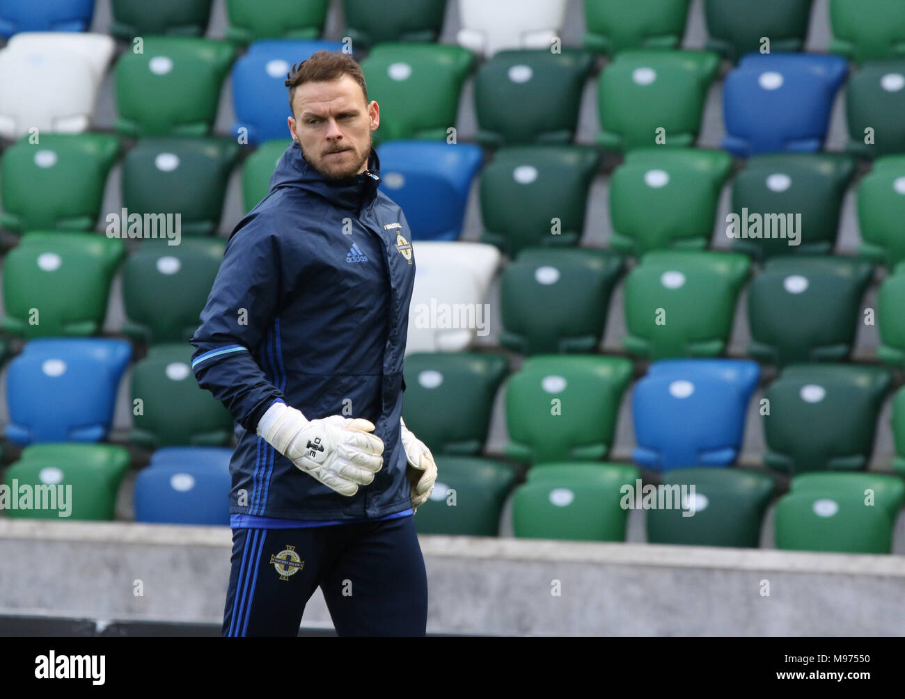 Stadio nazionale di calcio al Windsor Park, Belfast, Irlanda del Nord. 23 marzo 2018. Formazione dell'Irlanda del Nord in vista dell'amichevole internazionale di domani pomeriggio contro la Repubblica di Corea (Corea del Sud) a Belfast. Il portiere Trevor Carson si riscalda. Crediti: David Hunter/Alamy Live News. Foto Stock