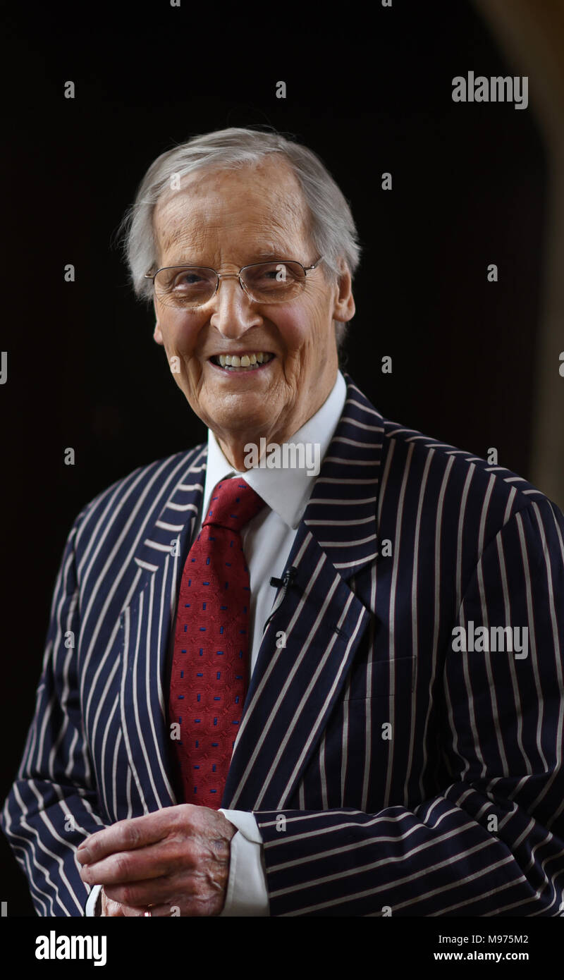 Oxford, Regno Unito. 23 Mar, 2018. Oxford, Regno Unito. 23 marzo, 2018. Nicholas Parsons a Oxford Festival Letterario,Oxford Venerdì, 23 marzo 2018 . Nicholas esegue solo una risata un minuto di un one-man commedia spettacolo presso la Bodleian: Scuola di divinità. Credito: Richard Cave/Alamy Live News Foto Stock