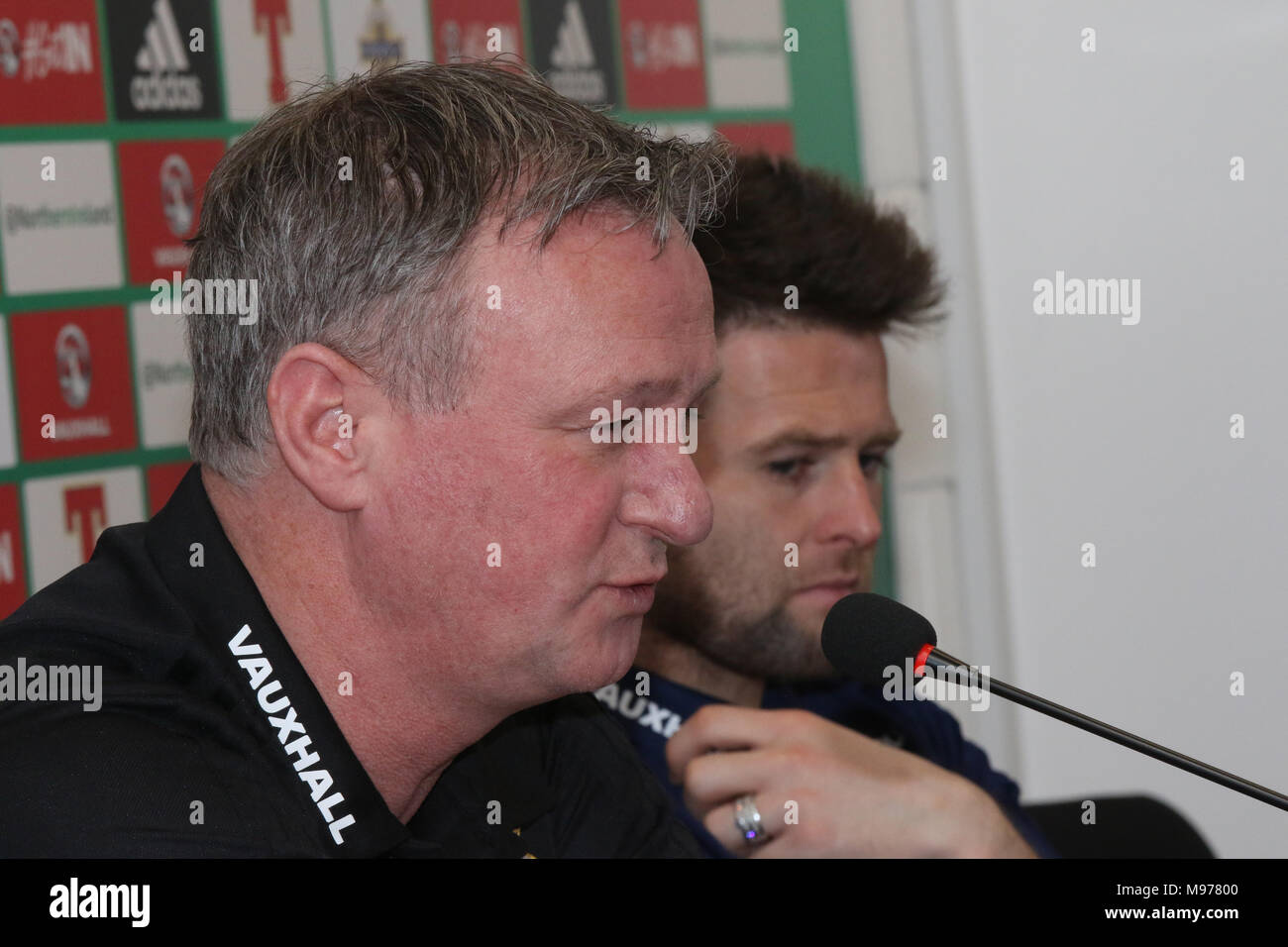 Stadio Nazionale al Windsor Park di Belfast, Irlanda del Nord. Il 23 marzo 2018. Irlanda del Nord manager Michael O'Neill e Oliver Norwood in conferenza stampa davanti a domani amichevole internazionale contro la Repubblica di Corea (Corea del Sud) a Belfast. Credito: David Hunter/Alamy Live News. Foto Stock