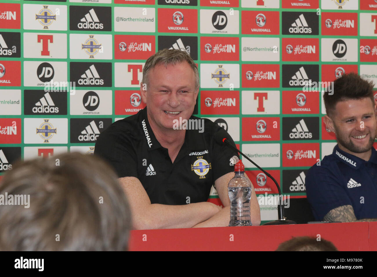 Stadio Nazionale al Windsor Park di Belfast, Irlanda del Nord. Il 23 marzo 2018. Irlanda del Nord manager Michael O'Neill e Oliver Norwood in conferenza stampa davanti a domani amichevole internazionale contro la Repubblica di Corea (Corea del Sud) a Belfast. Credito: David Hunter/Alamy Live News. Foto Stock