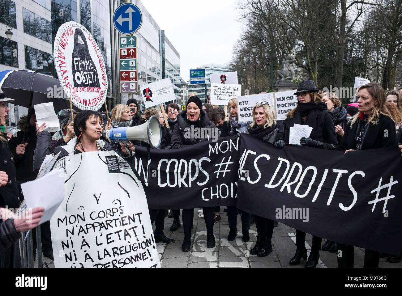 Bruxelles, Belgio. 23 Mar, 2018. Donne polacche tenere la protesta a Bruxelles in Belgio su 23.03.2018 organizzazioni femministe e sostenitori radunati a Unione Europea distretto di Bruxelles per protestare contro il serraggio della legge sull aborto in Polonia da Wiktor Dabkowski | Utilizzo di credito in tutto il mondo: dpa/Alamy Live News Foto Stock