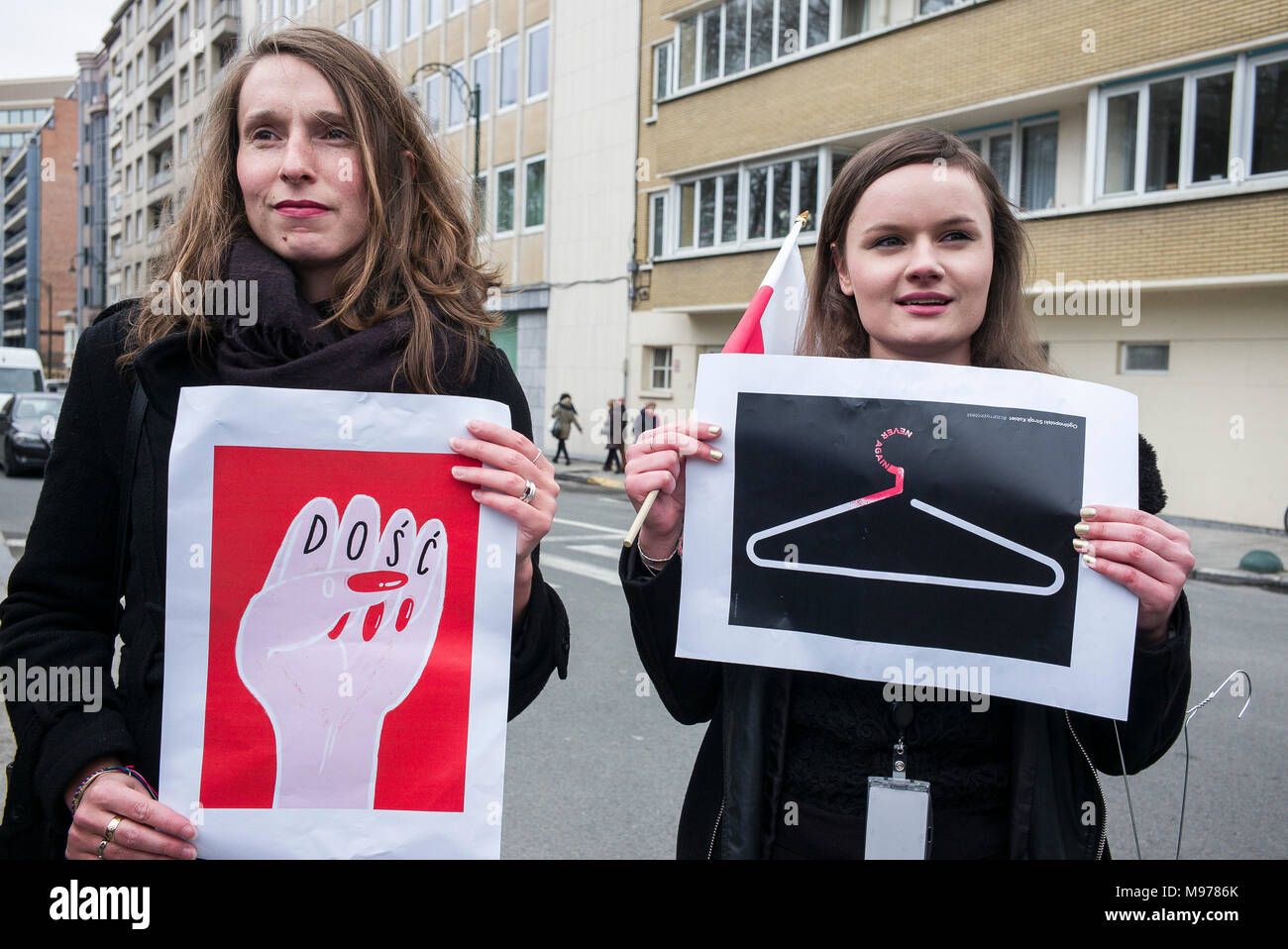 Bruxelles, Belgio. 23 Mar, 2018. Donne polacche tenere la protesta a Bruxelles in Belgio su 23.03.2018 organizzazioni femministe e sostenitori radunati a Unione Europea distretto di Bruxelles per protestare contro il serraggio della legge sull aborto in Polonia da Wiktor Dabkowski | Utilizzo di credito in tutto il mondo: dpa/Alamy Live News Foto Stock