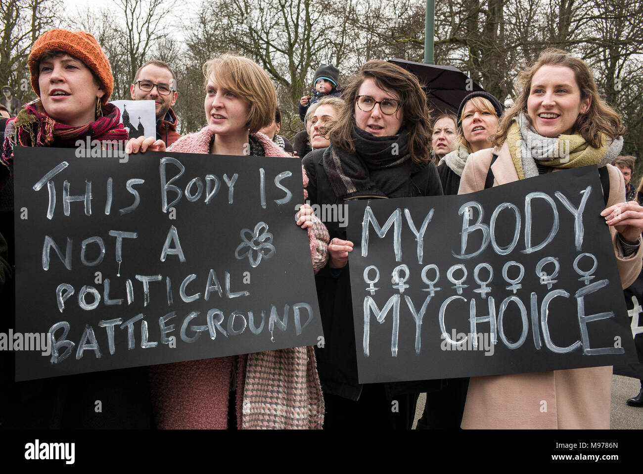 Bruxelles, Belgio. 23 Mar, 2018. Donne polacche tenere la protesta a Bruxelles in Belgio su 23.03.2018 organizzazioni femministe e sostenitori radunati a Unione Europea distretto di Bruxelles per protestare contro il serraggio della legge sull aborto in Polonia da Wiktor Dabkowski | Utilizzo di credito in tutto il mondo: dpa/Alamy Live News Foto Stock