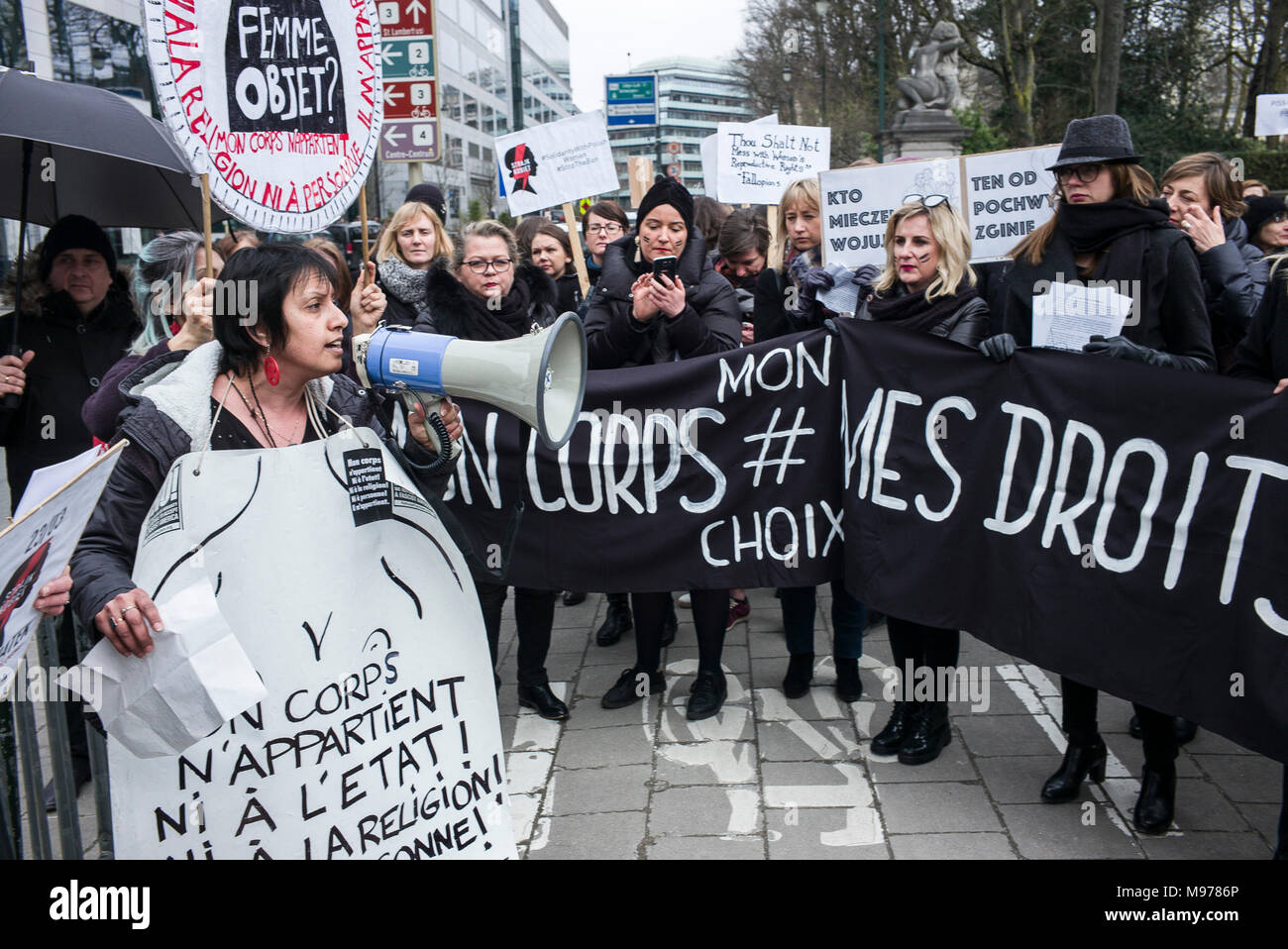 Bruxelles, Belgio. 23 Mar, 2018. Donne polacche tenere la protesta a Bruxelles in Belgio su 23.03.2018 organizzazioni femministe e sostenitori radunati a Unione Europea distretto di Bruxelles per protestare contro il serraggio della legge sull aborto in Polonia da Wiktor Dabkowski | Utilizzo di credito in tutto il mondo: dpa/Alamy Live News Foto Stock