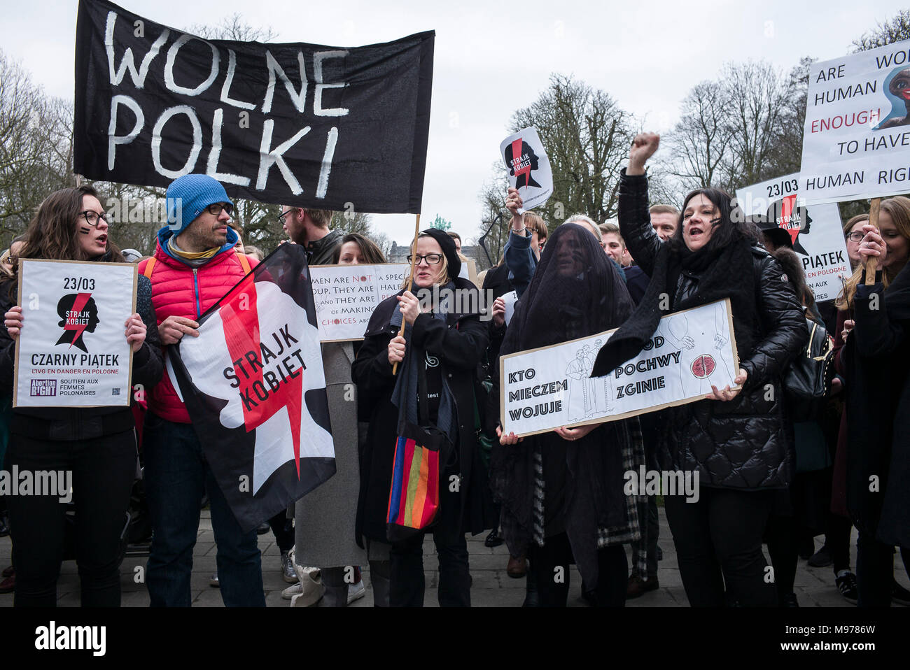 Bruxelles, Belgio. 23 Mar, 2018. Donne polacche tenere la protesta a Bruxelles in Belgio su 23.03.2018 organizzazioni femministe e sostenitori radunati a Unione Europea distretto di Bruxelles per protestare contro il serraggio della legge sull aborto in Polonia da Wiktor Dabkowski | Utilizzo di credito in tutto il mondo: dpa/Alamy Live News Foto Stock