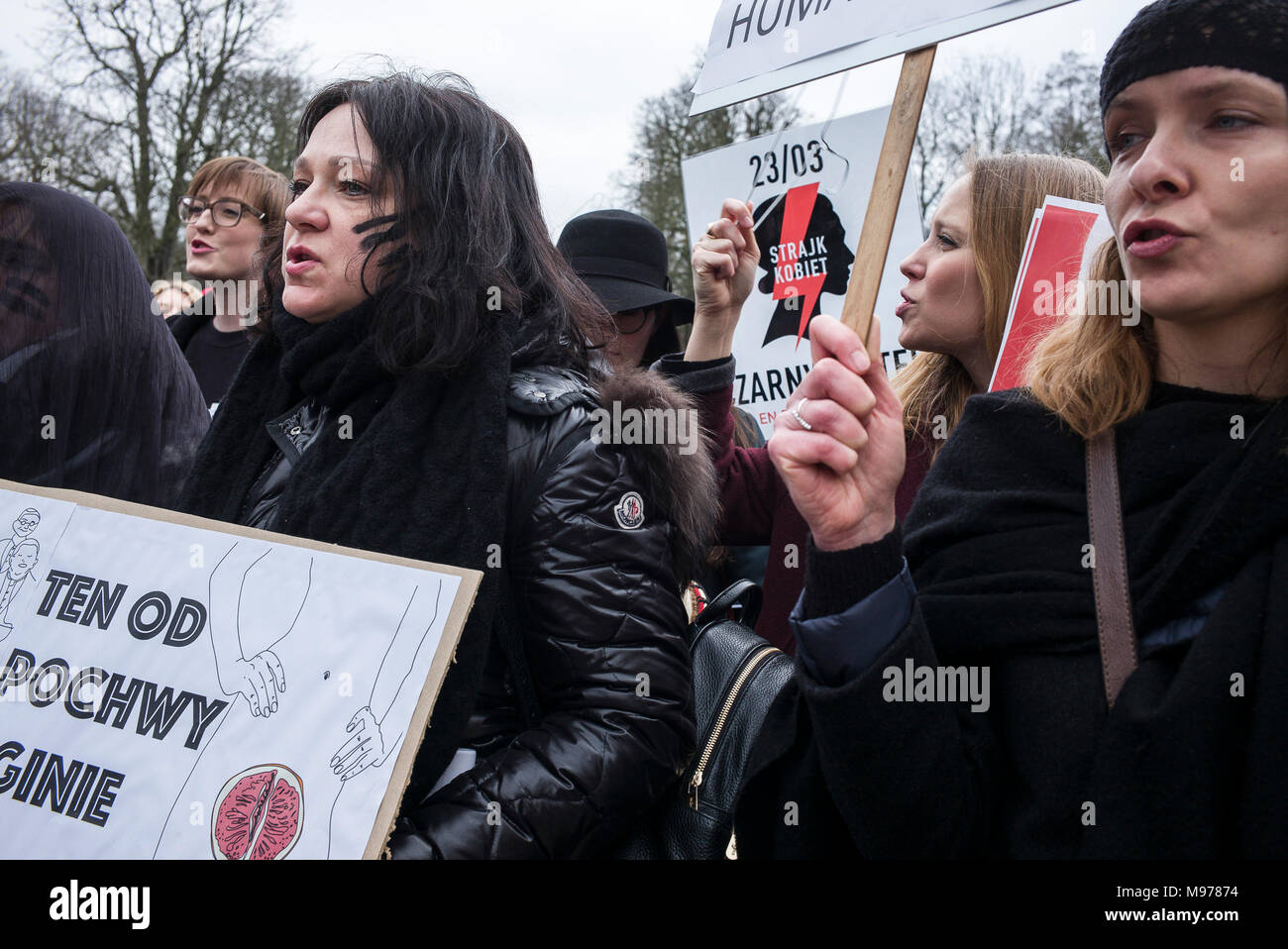 Bruxelles, Belgio. 23 Mar, 2018. Donne polacche tenere la protesta a Bruxelles in Belgio su 23.03.2018 organizzazioni femministe e sostenitori radunati a Unione Europea distretto di Bruxelles per protestare contro il serraggio della legge sull aborto in Polonia da Wiktor Dabkowski | Utilizzo di credito in tutto il mondo: dpa/Alamy Live News Foto Stock
