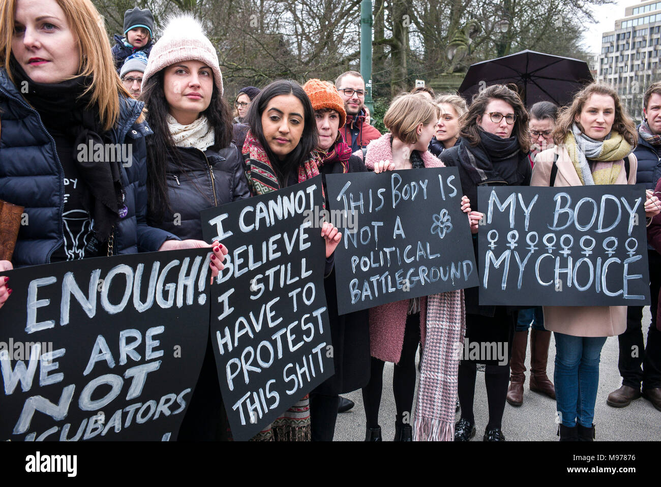 Bruxelles, Belgio. 23 Mar, 2018. Donne polacche tenere la protesta a Bruxelles in Belgio su 23.03.2018 organizzazioni femministe e sostenitori radunati a Unione Europea distretto di Bruxelles per protestare contro il serraggio della legge sull aborto in Polonia da Wiktor Dabkowski | Utilizzo di credito in tutto il mondo: dpa/Alamy Live News Foto Stock
