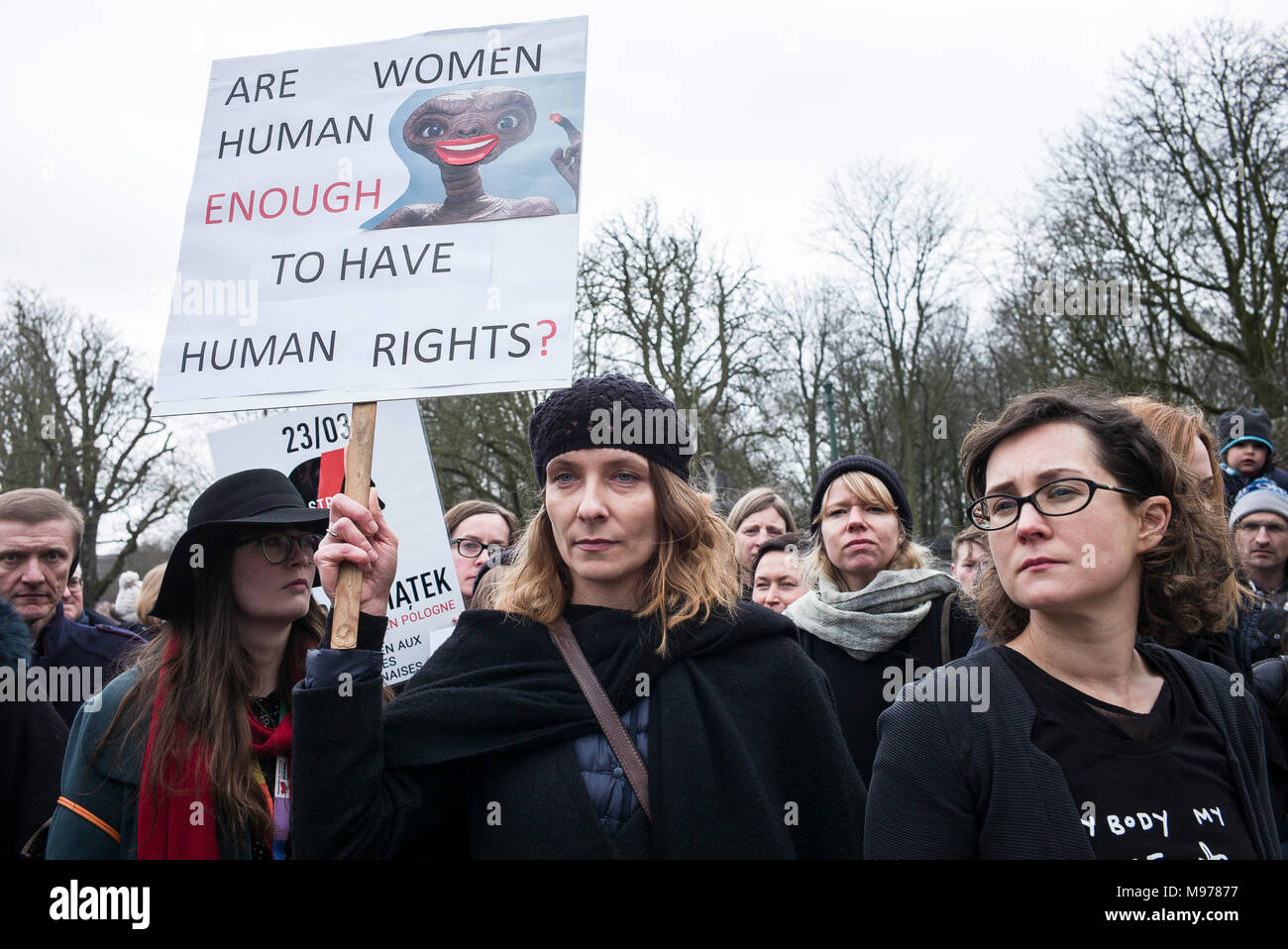 Bruxelles, Belgio. 23 Mar, 2018. Donne polacche tenere la protesta a Bruxelles in Belgio su 23.03.2018 organizzazioni femministe e sostenitori radunati a Unione Europea distretto di Bruxelles per protestare contro il serraggio della legge sull aborto in Polonia da Wiktor Dabkowski | Utilizzo di credito in tutto il mondo: dpa/Alamy Live News Foto Stock