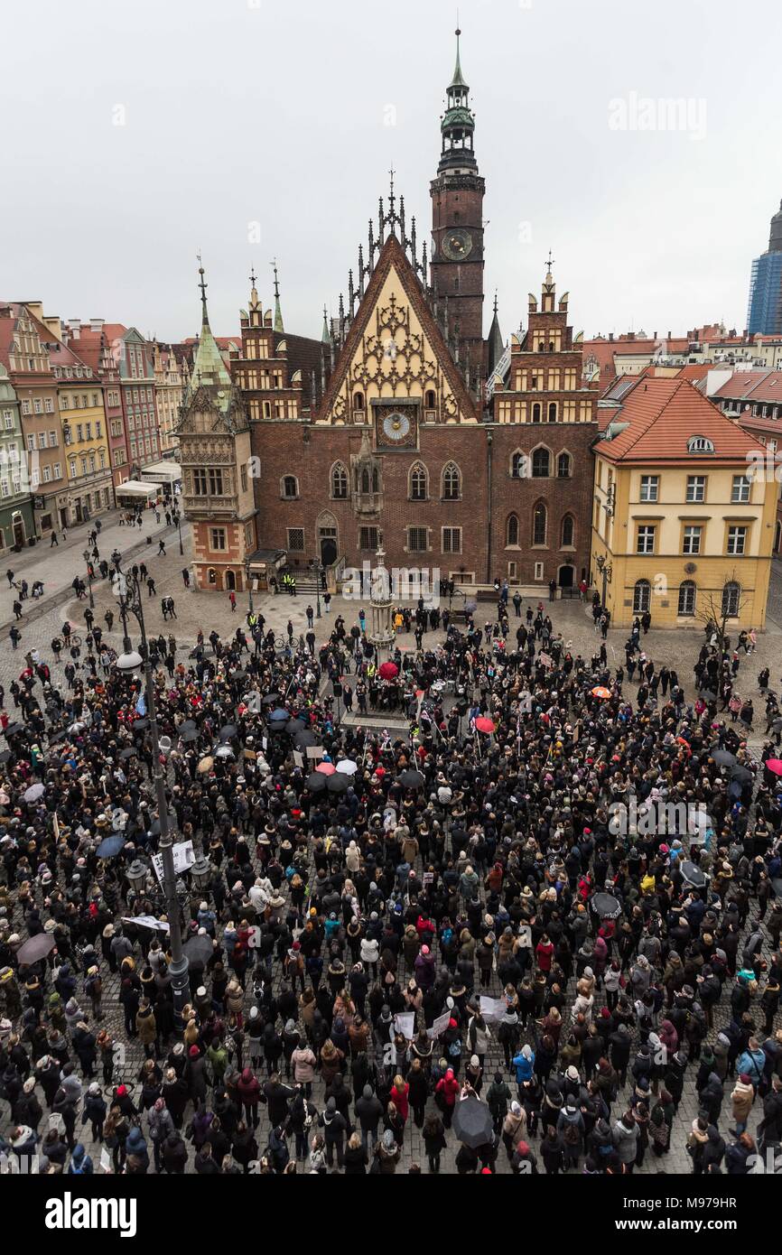 Marzo 23, 2018 - Wroclaw, Polonia - una protesta contro il serraggio della legge sull aborto. In molte città polacche, migliaia di donne hanno andato fuori per le strade. Protesta a Wroclaw in Polonia. (Credito Immagine: © Krzysztof Kaniewski via ZUMA filo) Foto Stock