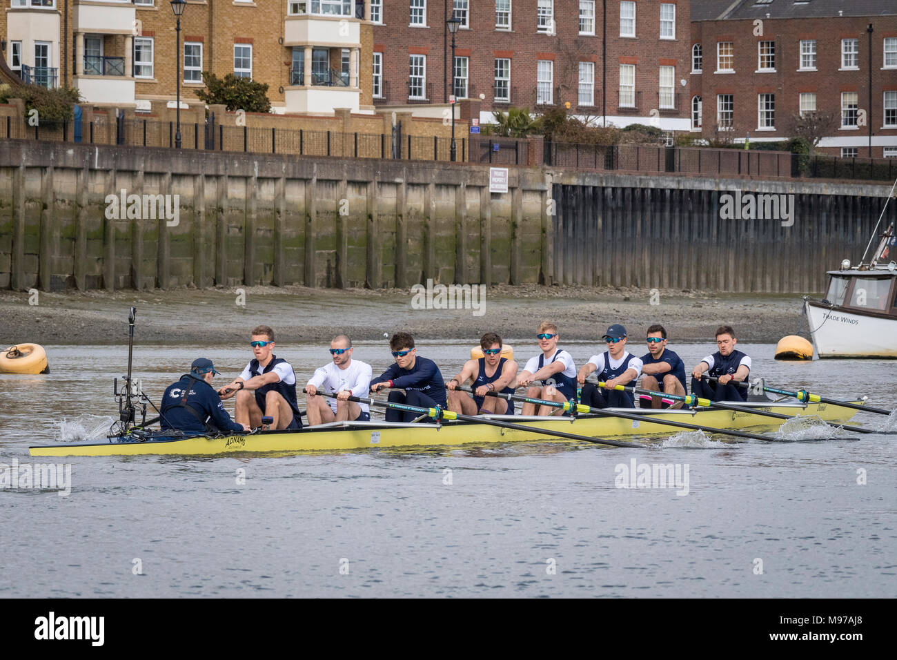 Putney, UK. 23 Mar, 2018. Il 23 marzo 2018. Gara in barca Gita in pratica. Come preparazione per il Cancer Research UK Le Regate del 24 marzo 2018, Oxford University Boat Club Blue conduce una pratica gita sulla barca gara Tideway corso. Coach Bowden Sean segue la barca la lista equipaggio:- OUBC equipaggio blu). Prua:- Claas Mertens, 2) Vassilis Ragoussis, 3) Cahill, 4) Anders Weiss, 5) Sarà Geffen, 6) Benedetto Aldous, 7) Iain Mandale, corsa:- Felix Drinkall, Cox:- Zachary Thomas Johnson. Credito: Duncan Grove/Alamy Live News Foto Stock