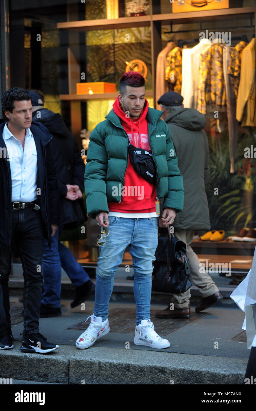 Milano, Sfera Ebbasta passeggiate nel centro del famoso rapper SFERA EBBASTA sorpresi a camminare per le strade del centro. Qui egli è con gli amici a piedi in Via Montenapoleone. Foto Stock