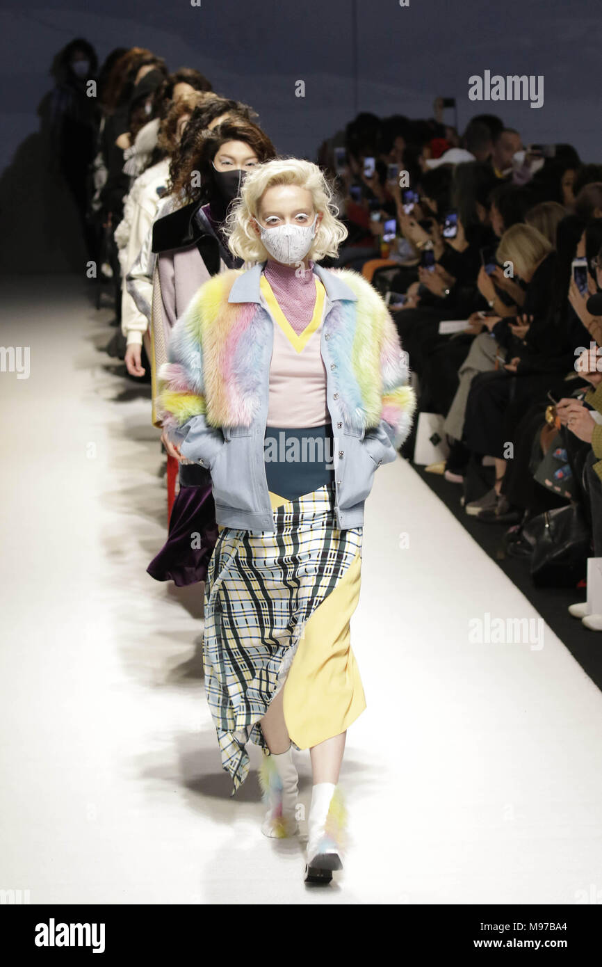 Seoul, Corea del Sud. 23 Mar, 2018. I modelli cat a piedi sulla pista durante un 2018 F/W Seoul Fashion Week Designer giacciono mostrano DDP a Seul, in Corea del Sud. Credito: Ryu Seung Il/ZUMA filo/Alamy Live News Foto Stock