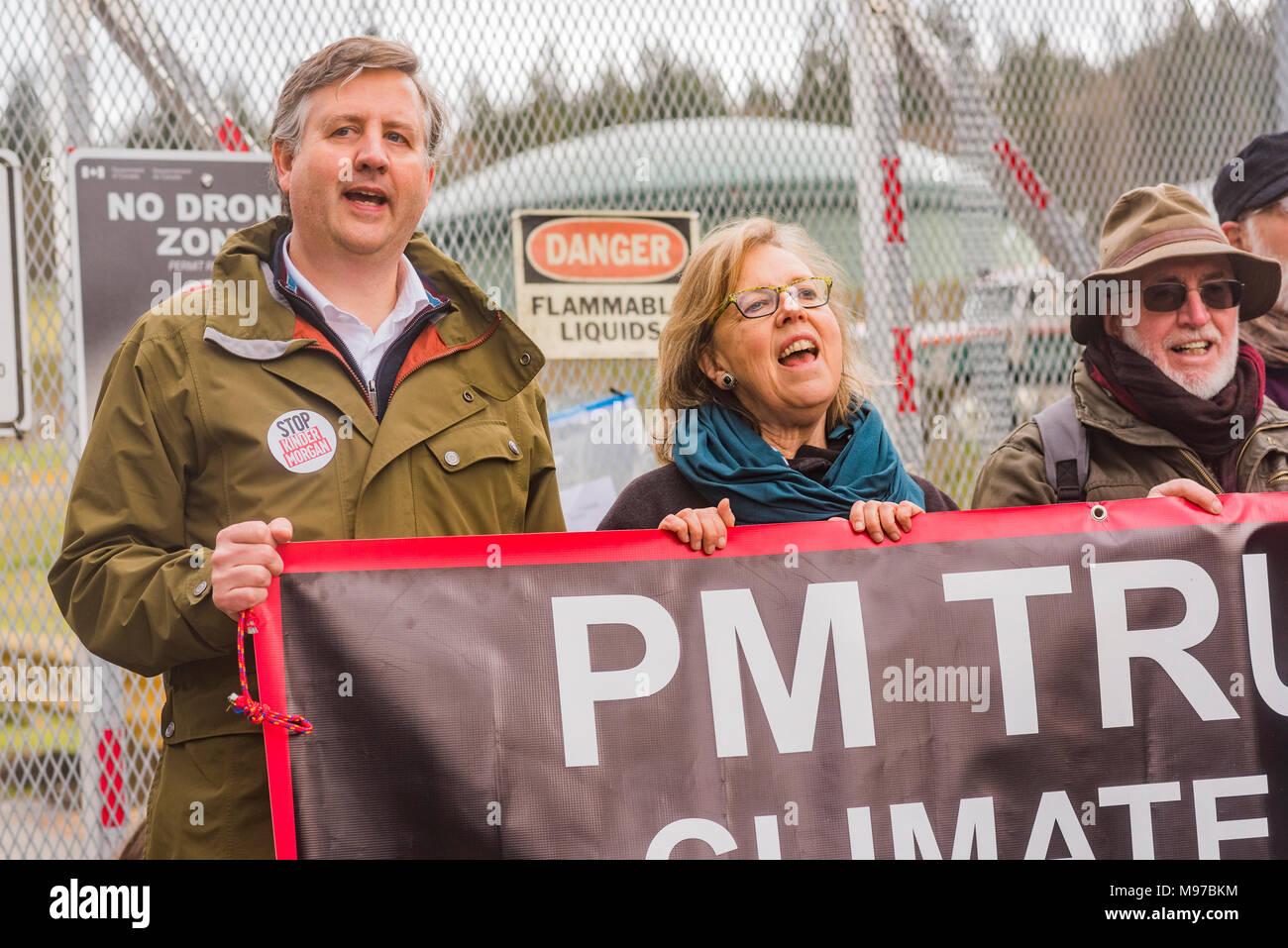Verde canadese leader del partito MP Elizabeth può attende di essere arrestato al Kinder Morgan Pipeline blocco sulla montagna di Burnaby, BC, Canad Foto Stock