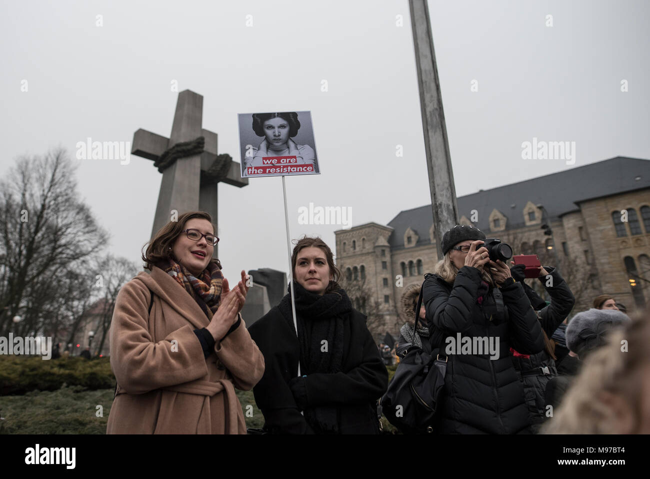 Poznan, Grande Polonia, Polonia. Il 23 marzo 2018. Venerdì nero - Nazionale Femminile sciopero. Lunedì 19 Marzo, un gruppo di deputati del partito di governo, il diritto e la giustizia (PIS) e Kukiz15, nel settore della giustizia e dei diritti umani, il Comitato ha dato un parere positivo sul progetto di arresto atto di aborto. L'iniziativa, che conduce Kaja Godek al piombo, vuole stringere la già restrittiva contro la legge sull aborto in Polonia. Mercoledì o giovedì, il parlamentare della politica sociale e della Commissione famiglia doveva avere luogo. Il voto in plenaria è stata prevista anche la. Credito: Slawomir Kowalewski/Alamy Live News Foto Stock
