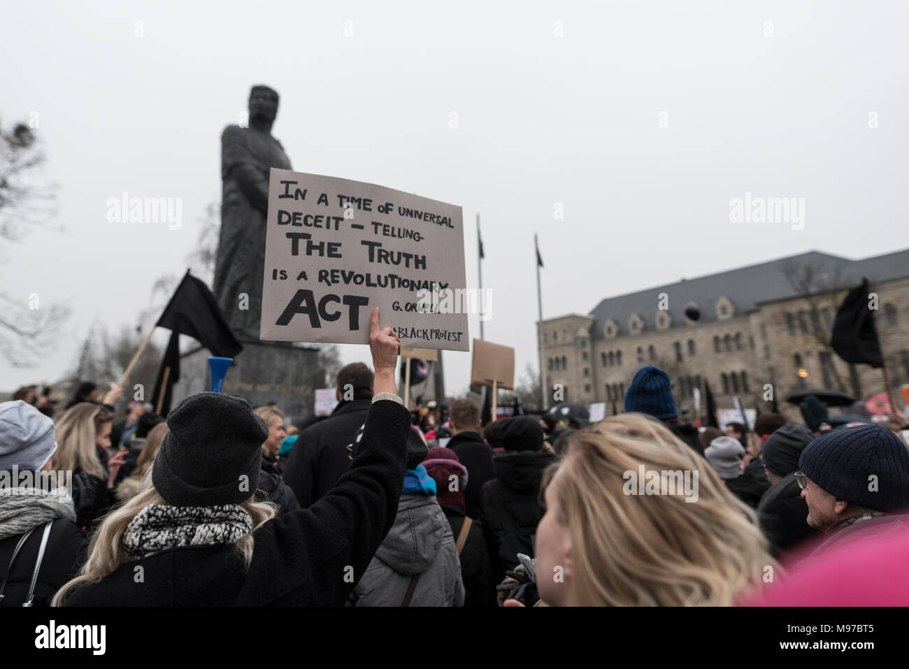 Poznan, Grande Polonia, Polonia. Il 23 marzo 2018. Venerdì nero - Nazionale Femminile sciopero. Lunedì 19 Marzo, un gruppo di deputati del partito di governo, il diritto e la giustizia (PIS) e Kukiz15, nel settore della giustizia e dei diritti umani, il Comitato ha dato un parere positivo sul progetto di arresto atto di aborto. L'iniziativa, che conduce Kaja Godek al piombo, vuole stringere la già restrittiva contro la legge sull aborto in Polonia. Mercoledì o giovedì, il parlamentare della politica sociale e della Commissione famiglia doveva avere luogo. Il voto in plenaria è stata prevista anche la. Credito: Slawomir Kowalewski/Alamy Live News Foto Stock