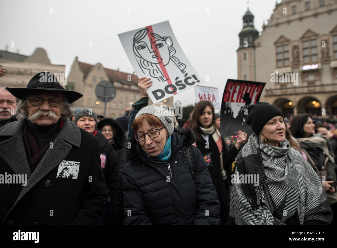 Poznan, Grande Polonia, Polonia. Il 23 marzo 2018. Venerdì nero - Nazionale Femminile sciopero. Lunedì 19 Marzo, un gruppo di deputati del partito di governo, il diritto e la giustizia (PIS) e Kukiz15, nel settore della giustizia e dei diritti umani, il Comitato ha dato un parere positivo sul progetto di arresto atto di aborto. L'iniziativa, che conduce Kaja Godek al piombo, vuole stringere la già restrittiva contro la legge sull aborto in Polonia. Mercoledì o giovedì, il parlamentare della politica sociale e della Commissione famiglia doveva avere luogo. Il voto in plenaria è stata prevista anche la. Credito: Slawomir Kowalewski/Alamy Live News Foto Stock