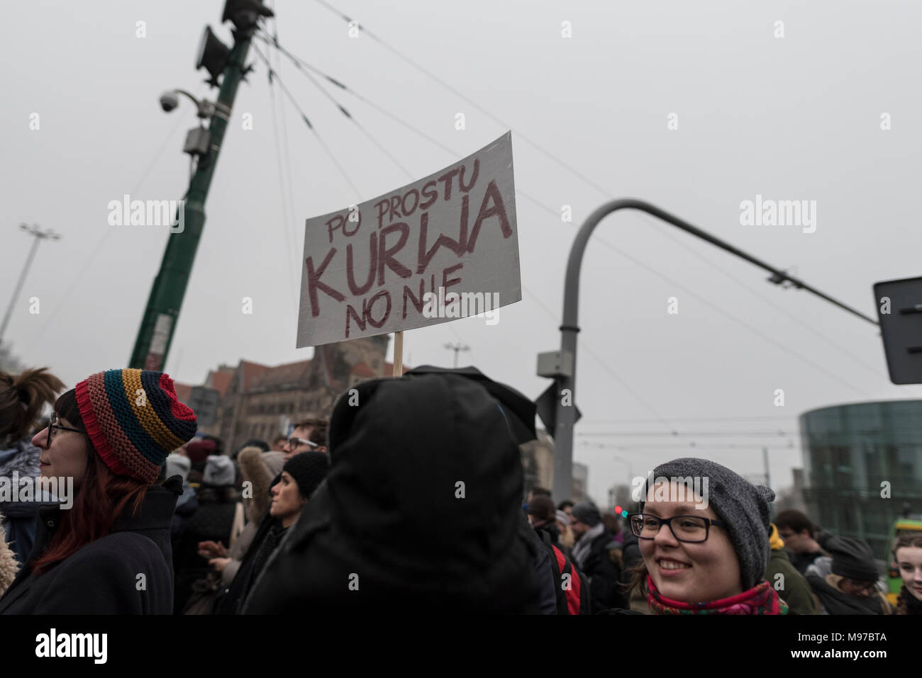 Poznan, Grande Polonia, Polonia. Il 23 marzo 2018. Venerdì nero - Nazionale Femminile sciopero. Lunedì 19 Marzo, un gruppo di deputati del partito di governo, il diritto e la giustizia (PIS) e Kukiz15, nel settore della giustizia e dei diritti umani, il Comitato ha dato un parere positivo sul progetto di arresto atto di aborto. L'iniziativa, che conduce Kaja Godek al piombo, vuole stringere la già restrittiva contro la legge sull aborto in Polonia. Mercoledì o giovedì, il parlamentare della politica sociale e della Commissione famiglia doveva avere luogo. Il voto in plenaria è stata prevista anche la. Credito: Slawomir Kowalewski/Alamy Live News Foto Stock