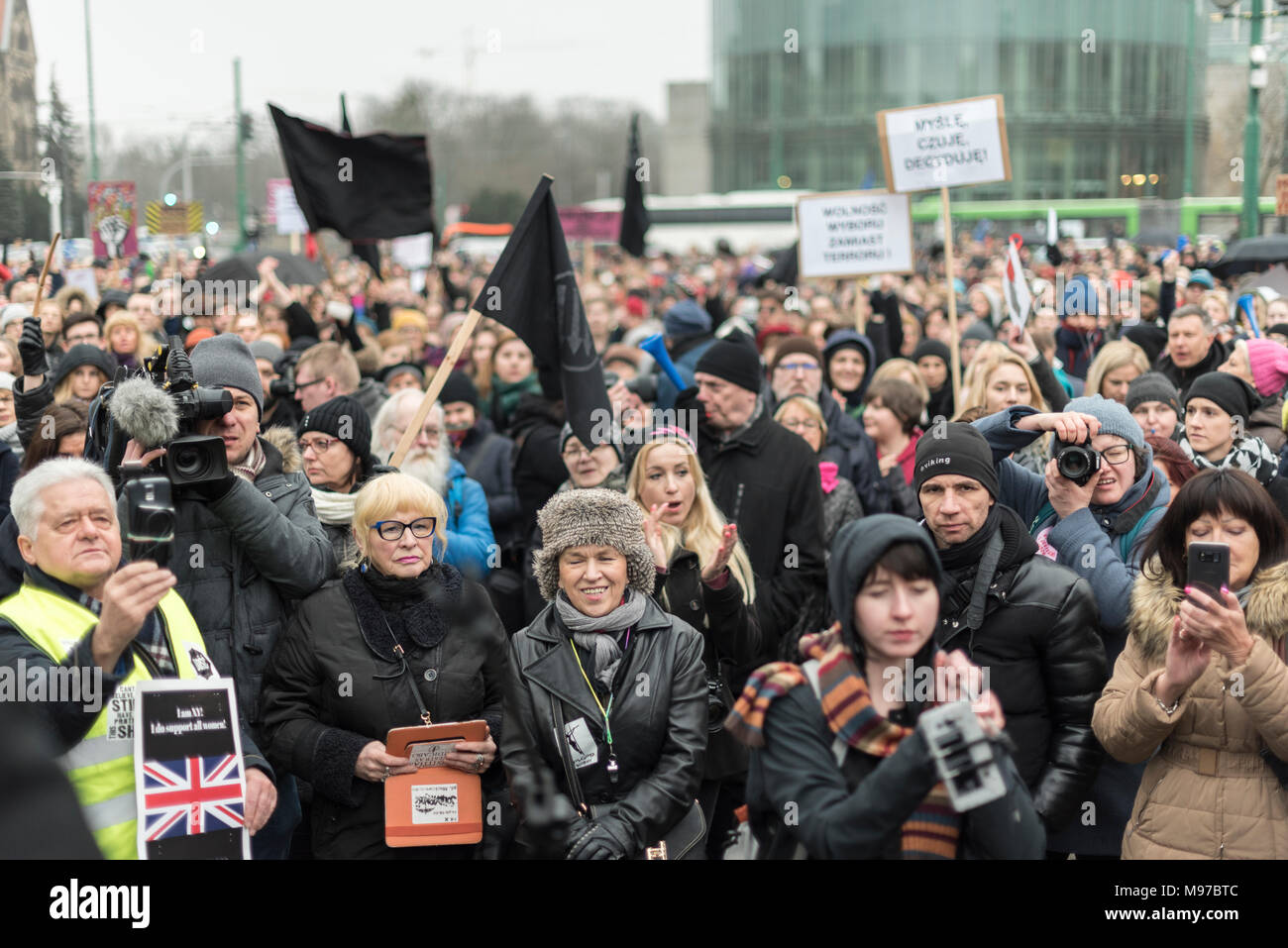 Poznan, Grande Polonia, Polonia. Il 23 marzo 2018. Venerdì nero - Nazionale Femminile sciopero. Lunedì 19 Marzo, un gruppo di deputati del partito di governo, il diritto e la giustizia (PIS) e Kukiz15, nel settore della giustizia e dei diritti umani, il Comitato ha dato un parere positivo sul progetto di arresto atto di aborto. L'iniziativa, che conduce Kaja Godek al piombo, vuole stringere la già restrittiva contro la legge sull aborto in Polonia. Mercoledì o giovedì, il parlamentare della politica sociale e della Commissione famiglia doveva avere luogo. Il voto in plenaria è stata prevista anche la. Credito: Slawomir Kowalewski/Alamy Live News Foto Stock