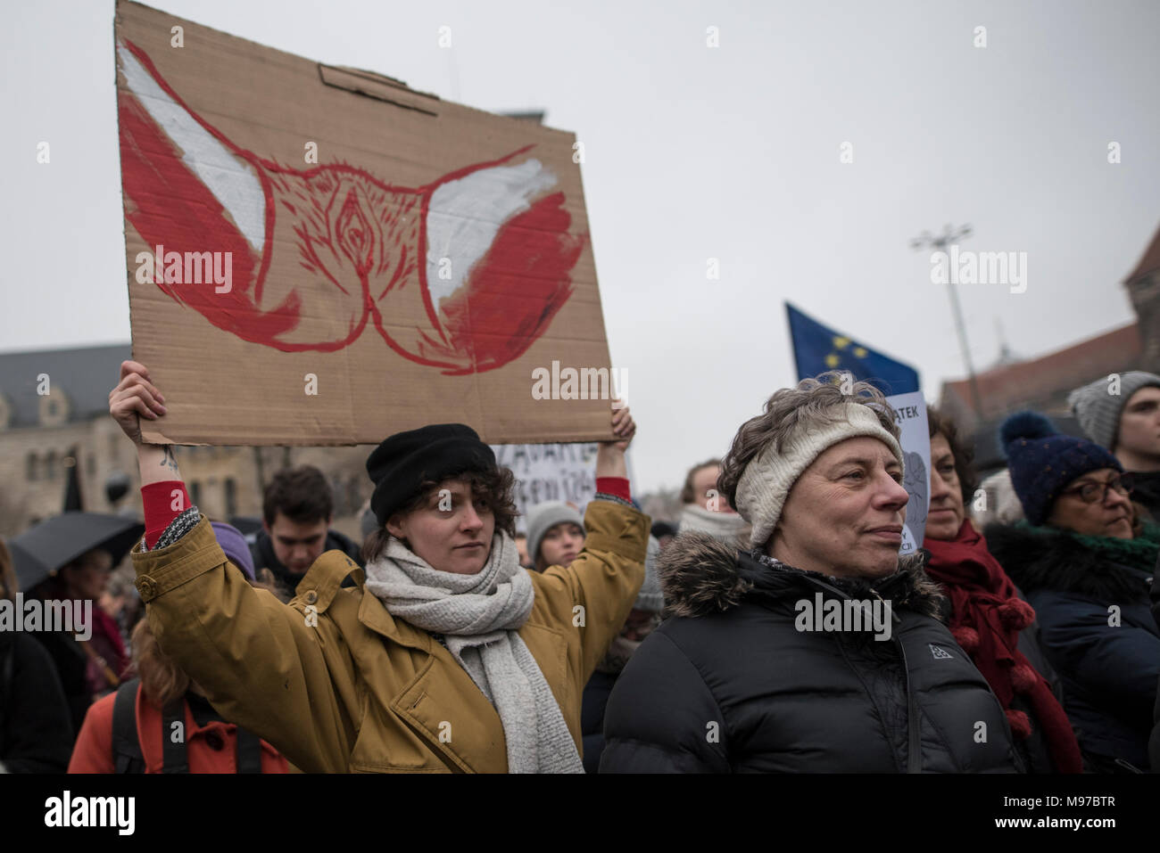 Poznan, Grande Polonia, Polonia. Il 23 marzo 2018. Venerdì nero - Nazionale Femminile sciopero. Lunedì 19 Marzo, un gruppo di deputati del partito di governo, il diritto e la giustizia (PIS) e Kukiz15, nel settore della giustizia e dei diritti umani, il Comitato ha dato un parere positivo sul progetto di arresto atto di aborto. L'iniziativa, che conduce Kaja Godek al piombo, vuole stringere la già restrittiva contro la legge sull aborto in Polonia. Mercoledì o giovedì, il parlamentare della politica sociale e della Commissione famiglia doveva avere luogo. Il voto in plenaria è stata prevista anche la. Credito: Slawomir Kowalewski/Alamy Live News Foto Stock