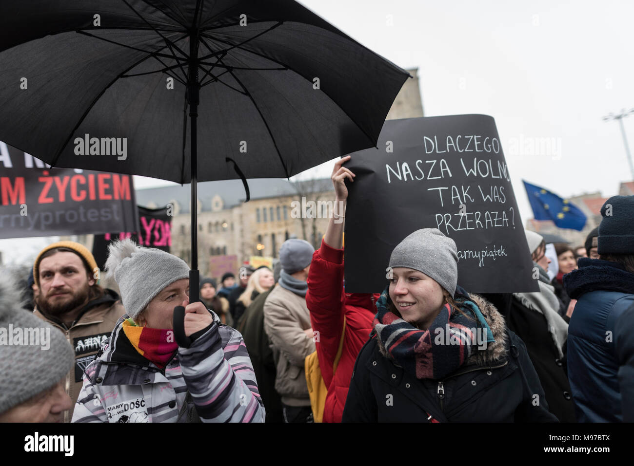 Poznan, Grande Polonia, Polonia. Il 23 marzo 2018. Venerdì nero - Nazionale Femminile sciopero. Lunedì 19 Marzo, un gruppo di deputati del partito di governo, il diritto e la giustizia (PIS) e Kukiz15, nel settore della giustizia e dei diritti umani, il Comitato ha dato un parere positivo sul progetto di arresto atto di aborto. L'iniziativa, che conduce Kaja Godek al piombo, vuole stringere la già restrittiva contro la legge sull aborto in Polonia. Mercoledì o giovedì, il parlamentare della politica sociale e della Commissione famiglia doveva avere luogo. Il voto in plenaria è stata prevista anche la. Credito: Slawomir Kowalewski/Alamy Live News Foto Stock