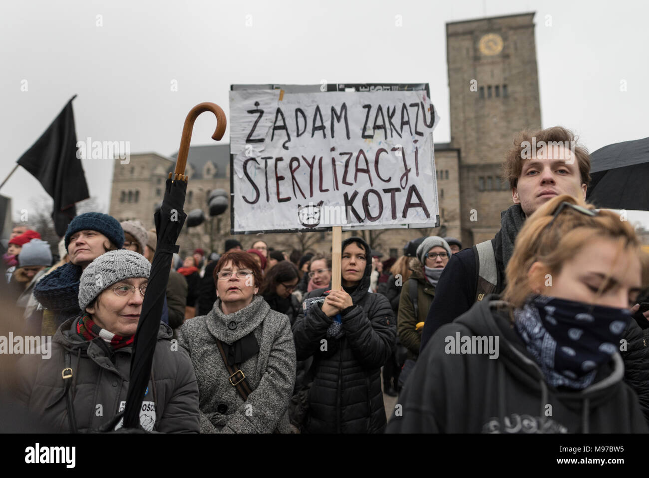 Poznan, Grande Polonia, Polonia. Il 23 marzo 2018. Venerdì nero - Nazionale Femminile sciopero. Lunedì 19 Marzo, un gruppo di deputati del partito di governo, il diritto e la giustizia (PIS) e Kukiz15, nel settore della giustizia e dei diritti umani, il Comitato ha dato un parere positivo sul progetto di arresto atto di aborto. L'iniziativa, che conduce Kaja Godek al piombo, vuole stringere la già restrittiva contro la legge sull aborto in Polonia. Mercoledì o giovedì, il parlamentare della politica sociale e della Commissione famiglia doveva avere luogo. Il voto in plenaria è stata prevista anche la. Credito: Slawomir Kowalewski/Alamy Live News Foto Stock