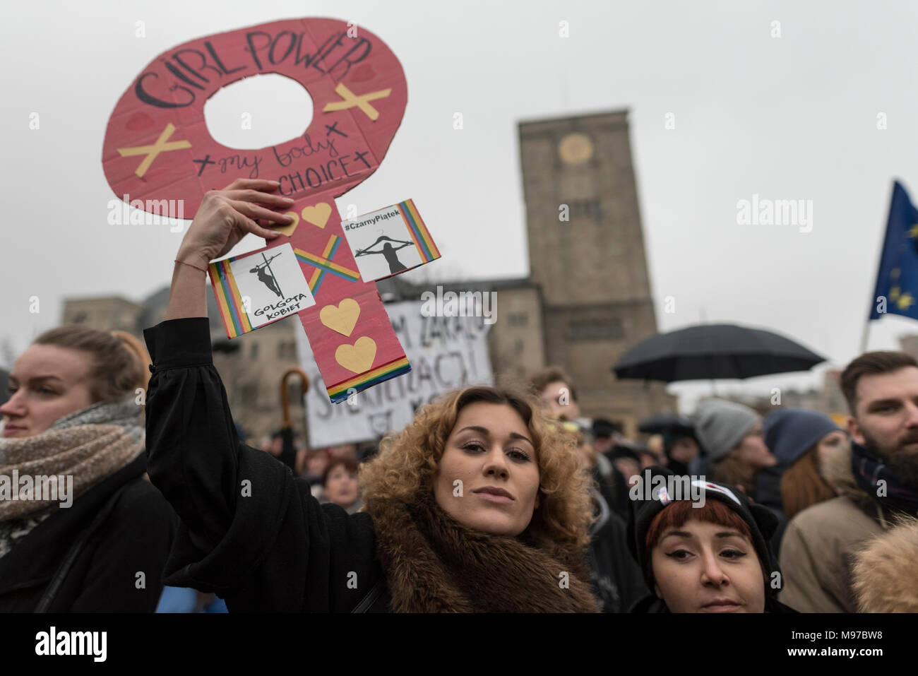 Poznan, Grande Polonia, Polonia. Il 23 marzo 2018. Venerdì nero - Nazionale Femminile sciopero. Lunedì 19 Marzo, un gruppo di deputati del partito di governo, il diritto e la giustizia (PIS) e Kukiz15, nel settore della giustizia e dei diritti umani, il Comitato ha dato un parere positivo sul progetto di arresto atto di aborto. L'iniziativa, che conduce Kaja Godek al piombo, vuole stringere la già restrittiva contro la legge sull aborto in Polonia. Mercoledì o giovedì, il parlamentare della politica sociale e della Commissione famiglia doveva avere luogo. Il voto in plenaria è stata prevista anche la. Credito: Slawomir Kowalewski/Alamy Live News Foto Stock
