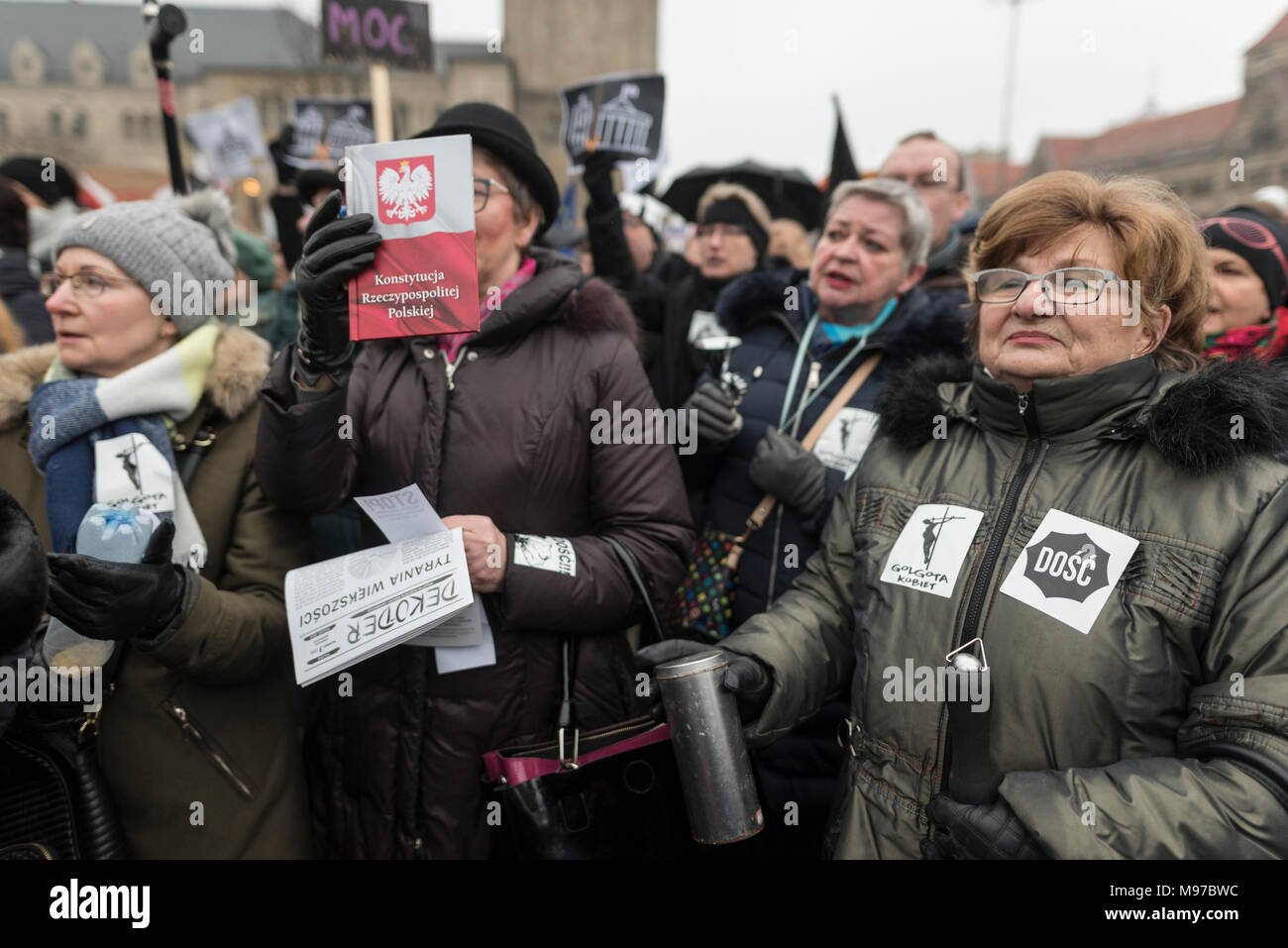 Poznan, Grande Polonia, Polonia. Il 23 marzo 2018. Venerdì nero - Nazionale Femminile sciopero. Lunedì 19 Marzo, un gruppo di deputati del partito di governo, il diritto e la giustizia (PIS) e Kukiz15, nel settore della giustizia e dei diritti umani, il Comitato ha dato un parere positivo sul progetto di arresto atto di aborto. L'iniziativa, che conduce Kaja Godek al piombo, vuole stringere la già restrittiva contro la legge sull aborto in Polonia. Mercoledì o giovedì, il parlamentare della politica sociale e della Commissione famiglia doveva avere luogo. Il voto in plenaria è stata prevista anche la. Credito: Slawomir Kowalewski/Alamy Live News Foto Stock