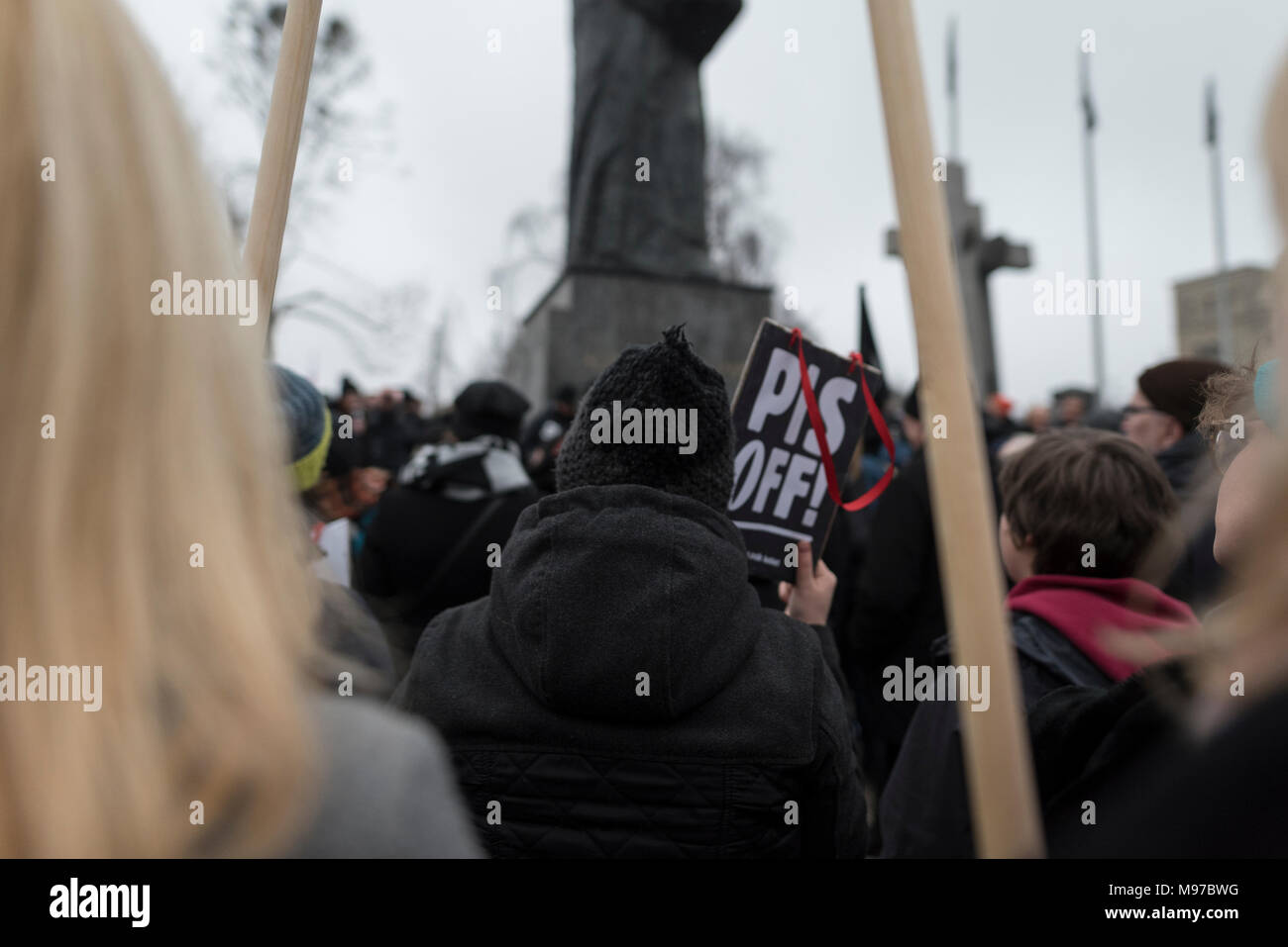 Poznan, Grande Polonia, Polonia. Il 23 marzo 2018. Venerdì nero - Nazionale Femminile sciopero. Lunedì 19 Marzo, un gruppo di deputati del partito di governo, il diritto e la giustizia (PIS) e Kukiz15, nel settore della giustizia e dei diritti umani, il Comitato ha dato un parere positivo sul progetto di arresto atto di aborto. L'iniziativa, che conduce Kaja Godek al piombo, vuole stringere la già restrittiva contro la legge sull aborto in Polonia. Mercoledì o giovedì, il parlamentare della politica sociale e della Commissione famiglia doveva avere luogo. Il voto in plenaria è stata prevista anche la. Credito: Slawomir Kowalewski/Alamy Live News Foto Stock