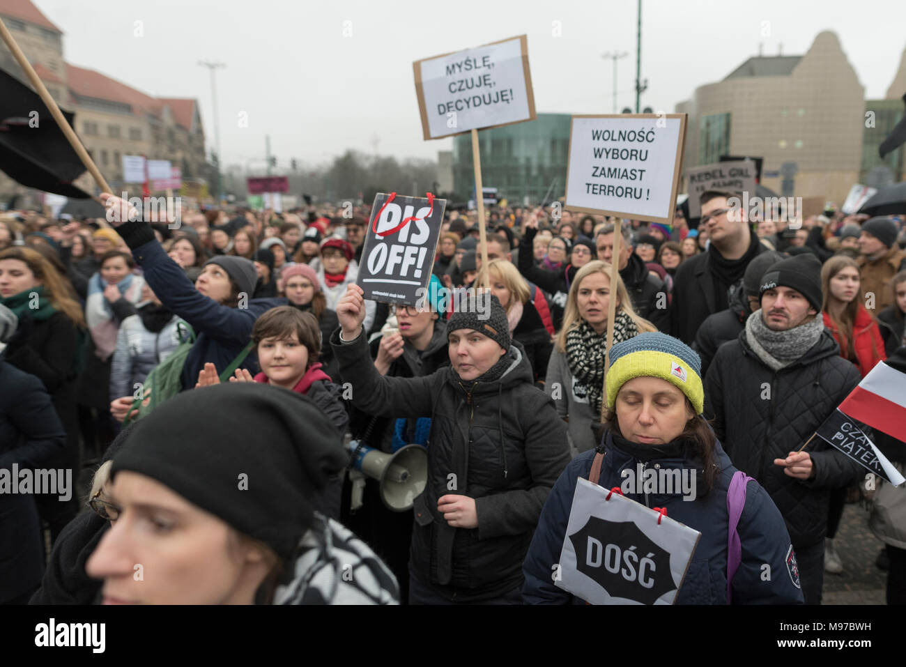 Poznan, Grande Polonia, Polonia. Il 23 marzo 2018. Venerdì nero - Nazionale Femminile sciopero. Lunedì 19 Marzo, un gruppo di deputati del partito di governo, il diritto e la giustizia (PIS) e Kukiz15, nel settore della giustizia e dei diritti umani, il Comitato ha dato un parere positivo sul progetto di arresto atto di aborto. L'iniziativa, che conduce Kaja Godek al piombo, vuole stringere la già restrittiva contro la legge sull aborto in Polonia. Mercoledì o giovedì, il parlamentare della politica sociale e della Commissione famiglia doveva avere luogo. Il voto in plenaria è stata prevista anche la. Credito: Slawomir Kowalewski/Alamy Live News Foto Stock