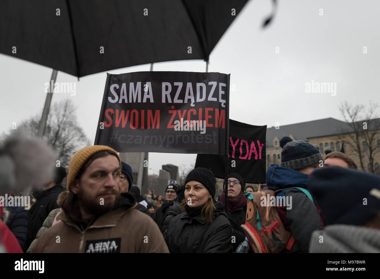 Poznan, Grande Polonia, Polonia. Il 23 marzo 2018. Venerdì nero - Nazionale Femminile sciopero. Lunedì 19 Marzo, un gruppo di deputati del partito di governo, il diritto e la giustizia (PIS) e Kukiz15, nel settore della giustizia e dei diritti umani, il Comitato ha dato un parere positivo sul progetto di arresto atto di aborto. L'iniziativa, che conduce Kaja Godek al piombo, vuole stringere la già restrittiva contro la legge sull aborto in Polonia. Mercoledì o giovedì, il parlamentare della politica sociale e della Commissione famiglia doveva avere luogo. Il voto in plenaria è stata prevista anche la. Credito: Slawomir Kowalewski/Alamy Live News Foto Stock